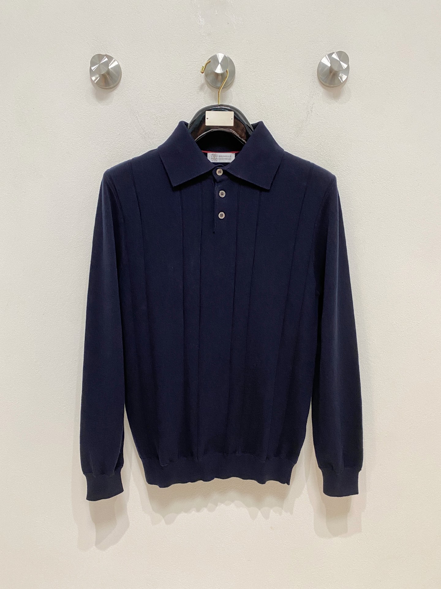 NO:537953,Brunello Cuc***lli BC lapel sweater, old-fashioned style classic lapel sweater, high-end slack feeling to wear everyday. Selected high-quality cotton, delicate fibers as clouds, soft and skin-friendly. The tight but not heavy knitting method makes the sweater have a crisp shape and retain the airy feeling of wool. It will not deform after wearing for a long time, and its ability to resist pilling is online. The neat small lapel weakens the business sense of traditional Polo, and adds a bit of Italian laziness. When wearing it alone, modify the neck lines, layer the shirt/high neck, instantly creating a layered sense of intellectual outfit. Customized shell buttons and clear brand logos can be easily controlled whether it is a business trip or a casual party, showing the unique ability and charm of men!  Code M-3XL Buy Now, brunello cucinelli,sweaters,shirts,alexander wang19860909Brunello Cuc***lli BC 翻领毛衣,老钱风穿搭 经典翻领针织衫 ,高级松弛感穿成日常. 精选优质棉,纤维细腻如云朵,贴身穿软糯亲肤.针织工艺紧密却不厚重的织法,让毛衣既有挺括的型,又保留羊毛的空气感,久穿不变形,抗起球能力在线.利落小翻领,弱化传统 Polo 的商务感,多了几分意式慵懒. 单穿时修饰颈部线条,叠穿衬衫/高领,瞬间营造知识分子穿搭的层次感. 定制贝壳纽扣,刻字清晰的品牌标识,无论是商务出行还是休闲聚会,都能轻松驾驭,展现出男士独有的干练与魅力！ 码数M-3XL 立即抢购,,brunello cucinelli,sweaters,shirts,alexander wang,Men's clothing