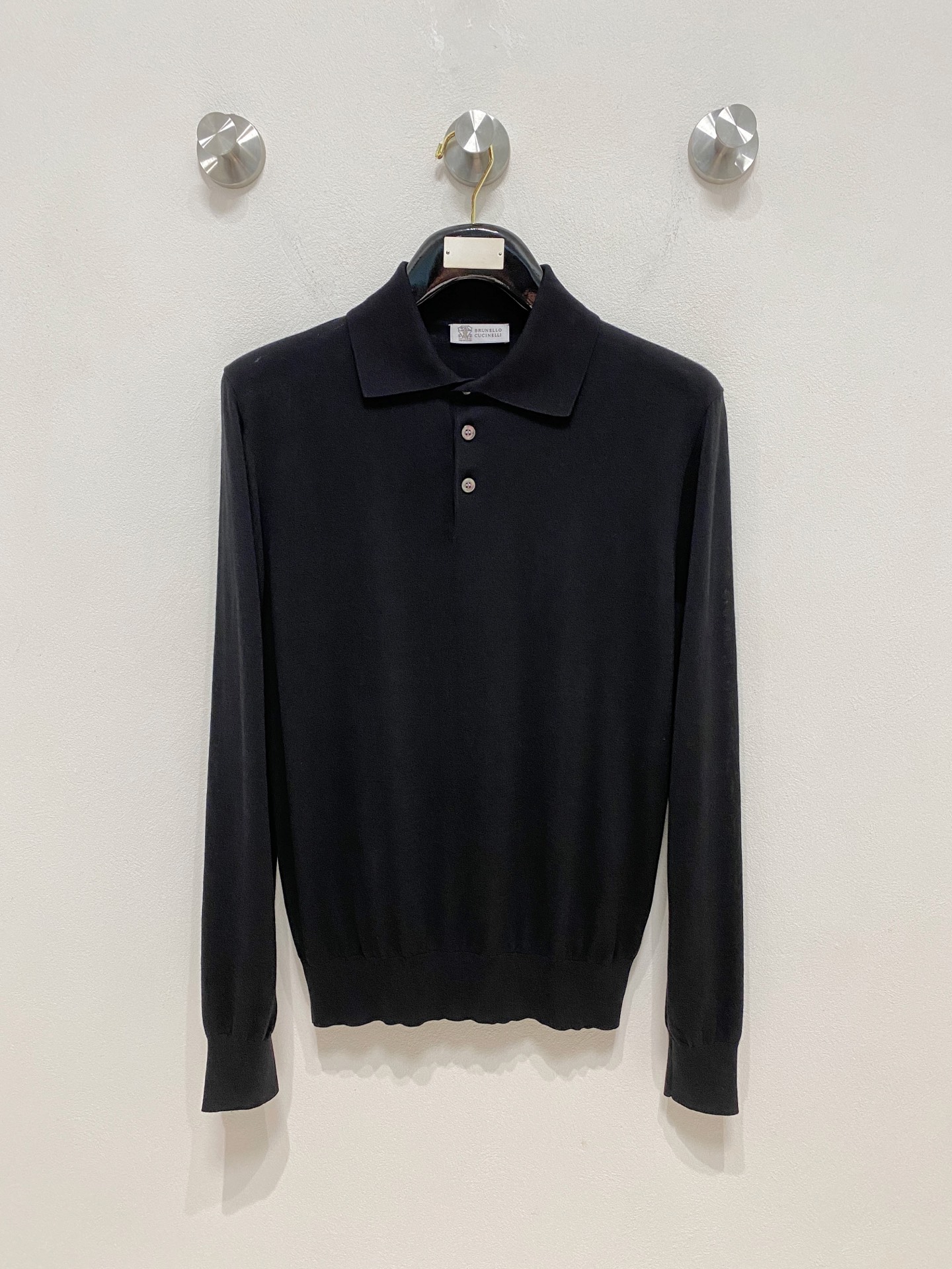 NO:537946,BC25FW autumn and winter new mulberry silk wool blend solid color knitted lapel sweater, men's one-button design basic casual pullover sweater knitted sweater!  Trading companies have sparse channels and are released on the official website at the same time!  BC Home's new base shirts for 25 years in autumn and winter are dedicated. Whether it is the selection and craftsmanship of fabrics, the design and details of styles, they all demonstrate the brand's pursuit of quality and fashion!  The sweater is made of customer-supplied mulberry silk wool blended yarn, with ingredients such as mulberry silk + 22 cotton 26 52. It is made by the super fine weaving process of imported machines. The fabric feels thin and silky, and the close-fitting feel is extremely soft and skin-friendly, and it also takes into account the warmth!  The sweater is designed in solid color throughout the body, giving people a simple and fashionable feeling. The one-button lapel design adds some small highlights and uniqueness to the whole body, and improves the overall quality and fashion!  In terms of layout design, this sweater adopts a basic conventional lapel style design. This style not only meets the needs of men's daily commuting matching, but also shows the elegant and confident temperament of men. Size 48-56 Size reference Size 48: Shoulder width 43 bust 100 sleeve length 60 clothes 68 Size 50: Shoulder width 44 bust 104 sleeve length 61 clothes 69 Size 52: Shoulder width 45 bust 108 sleeve length 62 clothes 70 Size 54: Shoulder width 46 bust 112 sleeve length 63 clothes 71 Size 56: Shoulder width 47 bust 116 sleeve length 64 clothes 72, chanel, sweaters, alexander wang19860909BC25FW秋冬新款桑蚕丝羊毛混纺纯色针织翻领毛衣,男士一粒扣设计基础休闲套头毛衣针织衫！贸易公司渠道稀出,同步官网发售！BC家25年秋冬季新品打底衫奉献,无论是面料的选择和工艺,还是款式的设计和细节处理,都彰显出品牌对于品质和时尚的追求！ 该毛衣采用了客供桑蚕丝羊毛混纺纱线,成分桑蚕丝+22 棉26 天丝52,经过进口机器的超精细织法工艺制成,面料的手感轻薄丝滑,贴身触感极致软糯亲肤,同时也兼顾到了保暖性！毛衣全身采用纯色设计,给人一种简约而时尚的感觉,一粒扣翻领设计,则为整体增添了一些小小的亮点和独特之处,提升了整体的品质和时尚度！在版型设计上,这款毛衣采用了基础常规的翻领版型设计,这样的版型不仅符合男士日常通勤搭配的需求,还能够展现出男性优雅而自信的气质 尺码48-56 尺寸参考 48码:肩宽43胸围100袖长60衣长68 50码:肩宽44胸围104袖长61衣长69 52码:肩宽45胸围108袖长62衣长70 54码:肩宽46胸围112袖长63衣长71 56码:肩宽47胸围116袖长64衣长72,,chanel,sweaters,alexander wang,Men's clothing