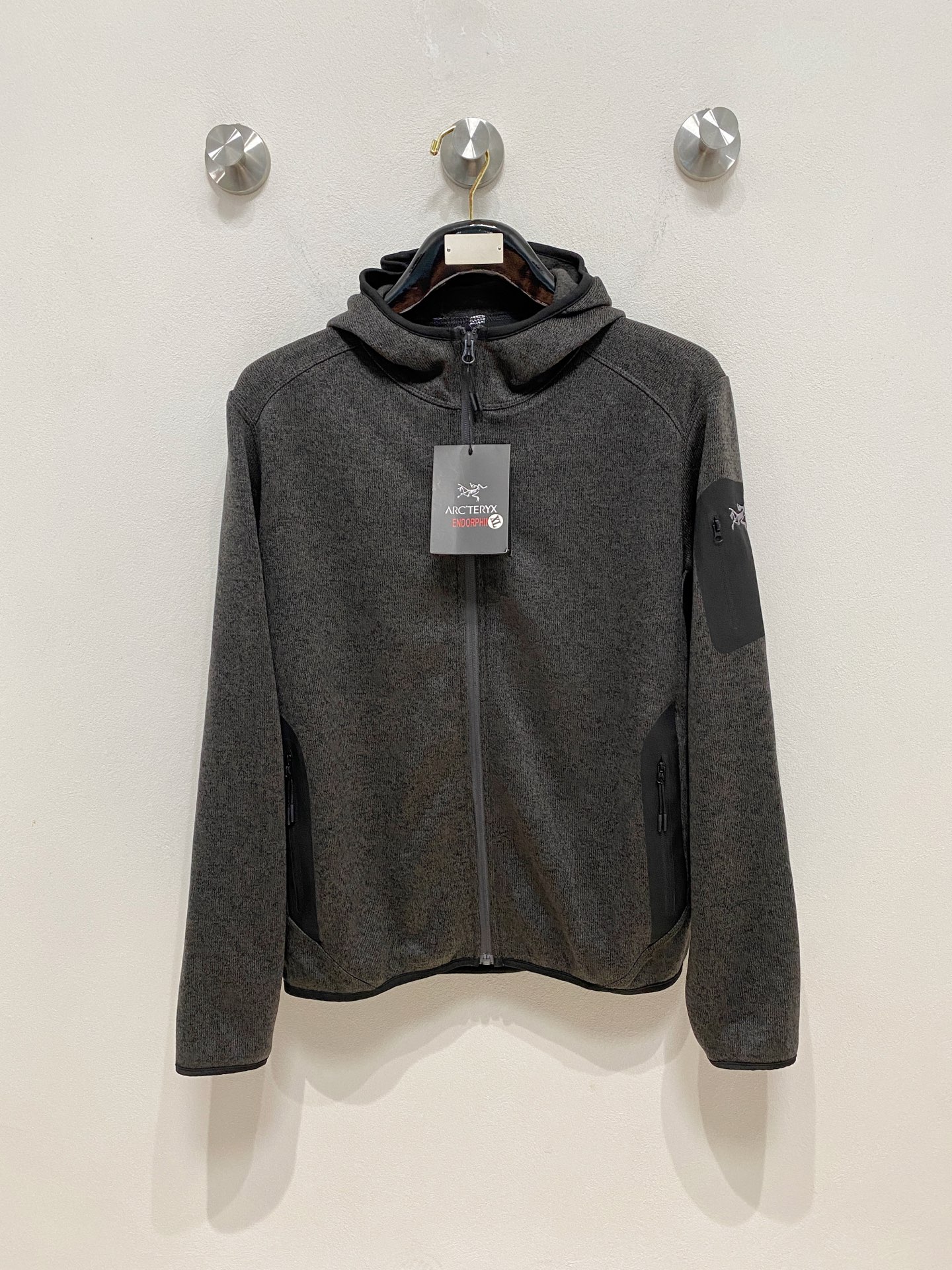 NO:568311,Niaojia Autumn and Winter Series COVERT CARDIGAN The same style is on sale on the official website!  Warm unisex hooded jacket cardigan fleece!  Lightweight fleece hooded jacket. This jacket is suitable for outdoor hiking or sports in autumn and winter. It is made of Torrent stretch fabric and has a fleece interior for warmth and comfort!  It has moisture-wicking and anti-odor properties, and has been brushed to create a soft feel. The spliced ​​and slim-fitting style can maximize the performance of the fabric and is easy to layer with other clothing. The flat seam makes it more comfortable to wear, convenient and practical. It can maximize the performance of the fabric and is easy to layer other clothing. The flat seam makes it more comfortable to wear, convenient and practical, and the workmanship is quite neat. Don’t miss it if you like it. Highly recommended!  Featuring a classic design with clean lines and efficient insulation, this fleece cardigan jacket serves as your all-weather thermal layer and can be layered or worn alone. Its warm, soft heathered fleece fabric is made from 100% recycled polyester. Gusseted armpits ensure freedom of movement, and taped pockets provide easy access to essentials.  It has efficient warmth retention and better feel. Cutting: Standard style·Spliced cutting, free movement. Three-dimensional silicone pockets on the side of the arms, with zippered sleeve pockets, classic and fashionable. Laminated hand pockets with adhesive zippers, full coverage hood, comfortable fit, adding warmth, integrating high-tech outdoor functions, comfort and durability!  Highly recommended!  Brand name Niaojia fleece hooded jacket Color Gray Navy Size L-4XL Note The size is one size too small,,jil sander,jackets & coats,hats,alexander wang19860909鸟家 秋冬系列 COVERT CARDIGAN 官网同款在售 ！保暖男女同款连帽外套开衫抓绒衫！轻量级抓绒连帽外套,这款外套合适作为在秋冬季户外徒步或运动时穿着,采用Torrent弹力面料,内里抓绒保暖舒适！具有吸湿排汗防臭性能,并经磨毛处理,打造柔软手感,拼接剪裁修身款式,可最大程度发挥面料性能,方便叠穿其他衣物,平脚接缝,穿着更加舒适,方便实用,可最大程度发挥面料性能,方便叠穿其他衣物,平脚接缝,穿着更加舒适,方便实用,做工相当工整,喜欢的不要错过,强烈推荐！这款抓绒开衫外套采用经典的设计,线条简洁,高效保暖,可作为你全天候的保暖层,可叠穿或单独穿着.其保暖、柔软的混色抓绒面料由的再生涤纶制成.腋下插角布设计保证活动自如,压胶口袋方便取放必需品.具有高效的保暖性和更佳的手感裁切:标准款式·拼接剪裁,活动自如.手臂侧方口袋立体硅胶,带拉链袖袋,经典时尚.压胶插手口袋带粘合拉链全覆盖风帽舒适贴合,更添暖意将高科技户外功能、舒适性和持久性融入！强烈推荐！ 品名鸟家抓绒连帽外套 颜色灰色 藏青色 尺码L-4XL 注意 尺码偏小一个码,,jil sander,jackets & coats,hats,alexander wang,Men's clothing