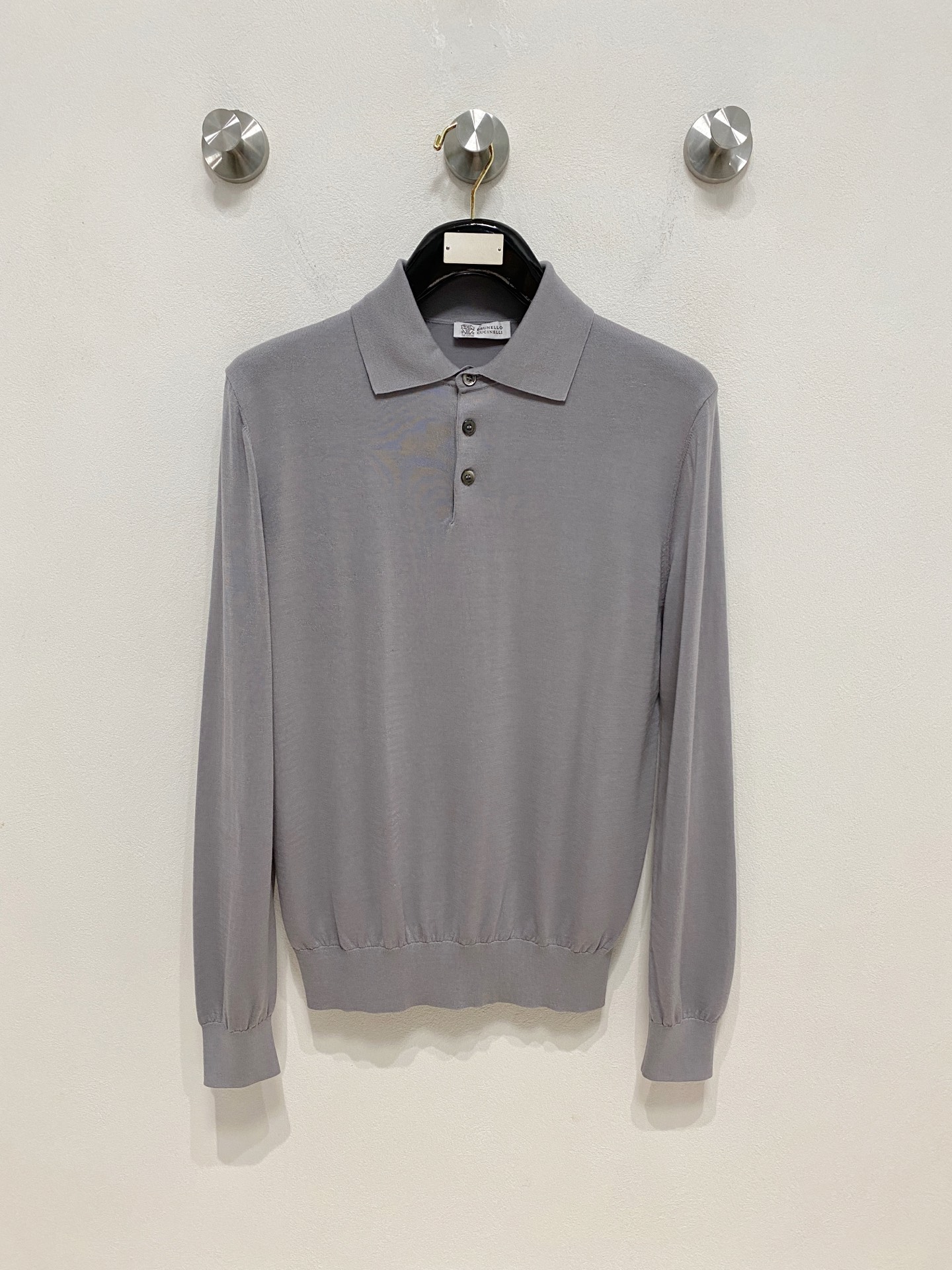 NO:537948,BC25FW autumn and winter new mulberry silk wool blend solid color knitted lapel sweater, men's one-button design basic casual pullover sweater knitted sweater!  Trading companies have sparse channels and are released on the official website at the same time!  BC Home's new base shirts for 25 years in autumn and winter are dedicated. Whether it is the selection and craftsmanship of fabrics, the design and details of styles, they all demonstrate the brand's pursuit of quality and fashion!  The sweater is made of customer-supplied mulberry silk wool blended yarn, with ingredients such as mulberry silk + 22 cotton 26 52. It is made by the super fine weaving process of imported machines. The fabric feels thin and silky, and the close-fitting feel is extremely soft and skin-friendly, and it also takes into account the warmth!  The sweater is designed in solid color throughout the body, giving people a simple and fashionable feeling. The one-button lapel design adds some small highlights and uniqueness to the whole body, and improves the overall quality and fashion!  In terms of layout design, this sweater adopts a basic conventional lapel style design. This style not only meets the needs of men's daily commuting matching, but also shows the elegant and confident temperament of men. Size 48-56 Size reference Size 48: Shoulder width 43 bust 100 sleeve length 60 clothes 68 Size 50: Shoulder width 44 bust 104 sleeve length 61 clothes 69 Size 52: Shoulder width 45 bust 108 sleeve length 62 clothes 70 Size 54: Shoulder width 46 bust 112 sleeve length 63 clothes 71 Size 56: Shoulder width 47 bust 116 sleeve length 64 clothes 72 Sleep buying now, chanel, sweaters, alexander wang19860909BC25FW秋冬新款桑蚕丝羊毛混纺纯色针织翻领毛衣,男士一粒扣设计基础休闲套头毛衣针织衫！贸易公司渠道稀出,同步官网发售！BC家25年秋冬季新品打底衫奉献,无论是面料的选择和工艺,还是款式的设计和细节处理,都彰显出品牌对于品质和时尚的追求！ 该毛衣采用了客供桑蚕丝羊毛混纺纱线,成分桑蚕丝+22 棉26 天丝52,经过进口机器的超精细织法工艺制成,面料的手感轻薄丝滑,贴身触感极致软糯亲肤,同时也兼顾到了保暖性！毛衣全身采用纯色设计,给人一种简约而时尚的感觉,一粒扣翻领设计,则为整体增添了一些小小的亮点和独特之处,提升了整体的品质和时尚度！在版型设计上,这款毛衣采用了基础常规的翻领版型设计,这样的版型不仅符合男士日常通勤搭配的需求,还能够展现出男性优雅而自信的气质 尺码48-56 尺寸参考 48码:肩宽43胸围100袖长60衣长68 50码:肩宽44胸围104袖长61衣长69 52码:肩宽45胸围108袖长62衣长70 54码:肩宽46胸围112袖长63衣长71 56码:肩宽47胸围116袖长64衣长72 立即抢购,,chanel,sweaters,alexander wang,Men's clothing