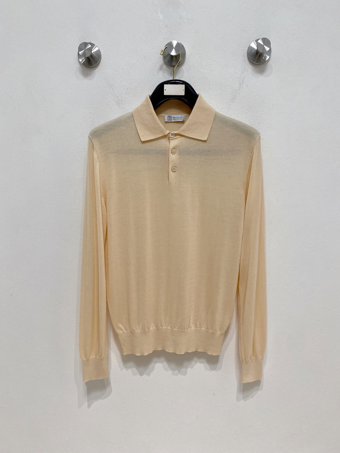 NO:537950,BC25FW autumn and winter new mulberry silk wool blend solid color knitted lapel sweater, men's one-button design basic casual pullover sweater knitted sweater!  Trading companies have sparse channels and are released on the official website at the same time!  BC Home's new base shirts for 25 years in autumn and winter are dedicated. Whether it is the selection and craftsmanship of fabrics, the design and details of styles, they all demonstrate the brand's pursuit of quality and fashion!  The sweater is made of customer-supplied mulberry silk wool blended yarn, with ingredients such as mulberry silk + 22 cotton 26 52. It is made by the super fine weaving process of imported machines. The fabric feels thin and silky, and the close-fitting feel is extremely soft and skin-friendly, and it also takes into account the warmth!  The sweater is designed in solid color throughout the body, giving people a simple and fashionable feeling. The one-button lapel design adds some small highlights and uniqueness to the whole body, and improves the overall quality and fashion!  In terms of layout design, this sweater adopts a basic conventional lapel style design. This style not only meets the needs of men's daily commuting matching, but also shows the elegant and confident temperament of men. Size 48-56 Size reference Size 48: Shoulder width 43 bust 100 sleeve length 60 clothes 68 Size 50: Shoulder width 44 bust 104 sleeve length 61 clothes 69 Size 52: Shoulder width 45 bust 108 sleeve length 62 clothes 70 Size 54: Shoulder width 46 bust 112 sleeve length 63 clothes 71 Size 56: Shoulder width 47 bust 116 sleeve length 64 clothes 72, chanel, sweaters, alexander wang19860909BC25FW秋冬新款桑蚕丝羊毛混纺纯色针织翻领毛衣,男士一粒扣设计基础休闲套头毛衣针织衫！贸易公司渠道稀出,同步官网发售！BC家25年秋冬季新品打底衫奉献,无论是面料的选择和工艺,还是款式的设计和细节处理,都彰显出品牌对于品质和时尚的追求！ 该毛衣采用了客供桑蚕丝羊毛混纺纱线,成分桑蚕丝+22 棉26 天丝52,经过进口机器的超精细织法工艺制成,面料的手感轻薄丝滑,贴身触感极致软糯亲肤,同时也兼顾到了保暖性！毛衣全身采用纯色设计,给人一种简约而时尚的感觉,一粒扣翻领设计,则为整体增添了一些小小的亮点和独特之处,提升了整体的品质和时尚度！在版型设计上,这款毛衣采用了基础常规的翻领版型设计,这样的版型不仅符合男士日常通勤搭配的需求,还能够展现出男性优雅而自信的气质 尺码48-56 尺寸参考 48码:肩宽43胸围100袖长60衣长68 50码:肩宽44胸围104袖长61衣长69 52码:肩宽45胸围108袖长62衣长70 54码:肩宽46胸围112袖长63衣长71 56码:肩宽47胸围116袖长64衣长72,,chanel,sweaters,alexander wang,Men's clothing