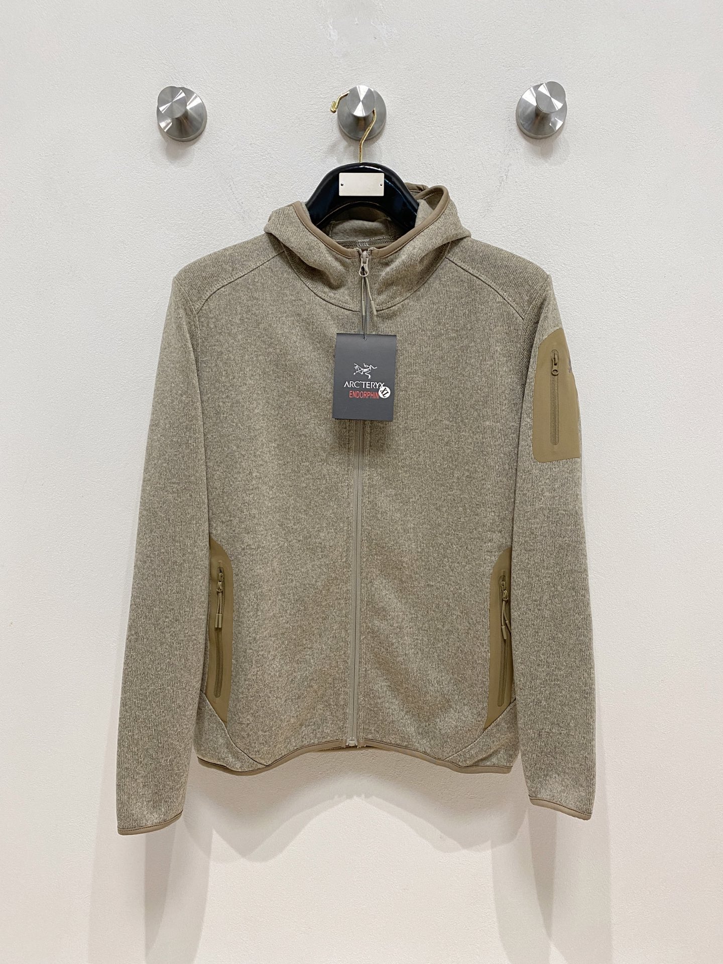 NO:568307,Niaojia Autumn and Winter Series COVERT CARDIGAN The same style is on sale on the official website!  Warm unisex hooded jacket cardigan fleece!  Lightweight fleece hooded jacket. This jacket is suitable for outdoor hiking or sports in autumn and winter. It is made of Torrent stretch fabric and has a fleece interior for warmth and comfort!  It has moisture-wicking and anti-odor properties, and has been brushed to create a soft feel. The spliced ​​and slim-fitting style can maximize the performance of the fabric and is easy to layer with other clothing. The flat seam makes it more comfortable to wear, convenient and practical. It can maximize the performance of the fabric and is easy to layer other clothing. The flat seam makes it more comfortable to wear, convenient and practical, and the workmanship is quite neat. Don’t miss it if you like it. Highly recommended!  Featuring a classic design with clean lines and efficient insulation, this fleece cardigan jacket serves as your all-weather thermal layer and can be layered or worn alone. Its warm, soft heathered fleece fabric is made from 100% recycled polyester. Gusseted armpits ensure freedom of movement, and taped pockets provide easy access to essentials.  It has efficient warmth retention and better feel. Cutting: Standard style·Spliced cutting, free movement. Three-dimensional silicone pockets on the side of the arms, with zippered sleeve pockets, classic and fashionable. Laminated hand pockets with adhesive zippers, full coverage hood, comfortable fit, adding warmth, integrating high-tech outdoor functions, comfort and durability!  Highly recommended!  Brand name Niaojia fleece hooded jacket Color Gray Navy Size L-4XL Note The size is one size too small,,jil sander,jackets & coats,hats,alexander wang19860909鸟家 秋冬系列 COVERT CARDIGAN 官网同款在售 ！保暖男女同款连帽外套开衫抓绒衫！轻量级抓绒连帽外套,这款外套合适作为在秋冬季户外徒步或运动时穿着,采用Torrent弹力面料,内里抓绒保暖舒适！具有吸湿排汗防臭性能,并经磨毛处理,打造柔软手感,拼接剪裁修身款式,可最大程度发挥面料性能,方便叠穿其他衣物,平脚接缝,穿着更加舒适,方便实用,可最大程度发挥面料性能,方便叠穿其他衣物,平脚接缝,穿着更加舒适,方便实用,做工相当工整,喜欢的不要错过,强烈推荐！这款抓绒开衫外套采用经典的设计,线条简洁,高效保暖,可作为你全天候的保暖层,可叠穿或单独穿着.其保暖、柔软的混色抓绒面料由的再生涤纶制成.腋下插角布设计保证活动自如,压胶口袋方便取放必需品.具有高效的保暖性和更佳的手感裁切:标准款式·拼接剪裁,活动自如.手臂侧方口袋立体硅胶,带拉链袖袋,经典时尚.压胶插手口袋带粘合拉链全覆盖风帽舒适贴合,更添暖意将高科技户外功能、舒适性和持久性融入！强烈推荐！ 品名鸟家抓绒连帽外套 颜色灰色 藏青色 尺码L-4XL 注意 尺码偏小一个码,,jil sander,jackets & coats,hats,alexander wang,Men's clothing