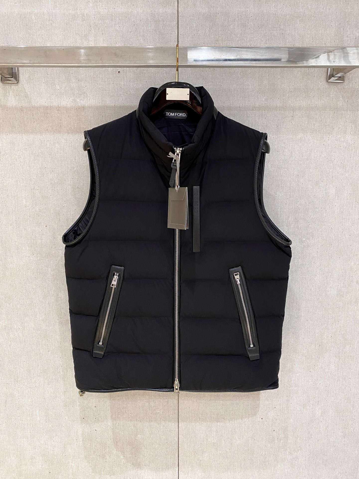 NO:537917,(New product) BC autumn and winter new Jarama men's short down jacket horse clip larama short down jacket is a personalized item designed for modern men who focus on functionality and beauty. Filling white goose velvet contains 90 fabric nylon, polyester moderate thickness ingredient content lining: polyester fiber hood: polyester fiber fabric: polyester fiber outer back body: nylon pattern solid color collar type continuous type, fall placket zipper long regular style fit elastic without elastic Size 48-56,, jackets & coats, down jacket, hats, alexander wang19860909(新品)BC 秋冬新品Jarama男士短款羽绒服马夹 larama短款羽绒夹克是一款个性单品,专为注重功能性和美观的现代男士设计. 填充物白鹅绒含绒量90面料锦纶,涤纶 厚度适中成分含量里料:聚酯纤维兜帽:聚酯纤维面料:聚酯纤维外后身:锦纶 图案纯色领型连型,落衣门襟拉链衣长常规款版型合身弹力无弹力 尺码48-56,,jackets & coats,down jacket,hats,alexander wang,Men's clothing