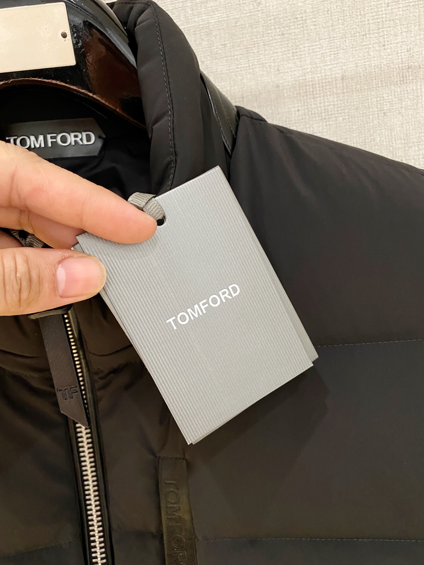 。 (新品)BC 秋冬新品Jarama男士短款羽绒服马夹larama短款羽绒夹克是一款个性单品，专为注重