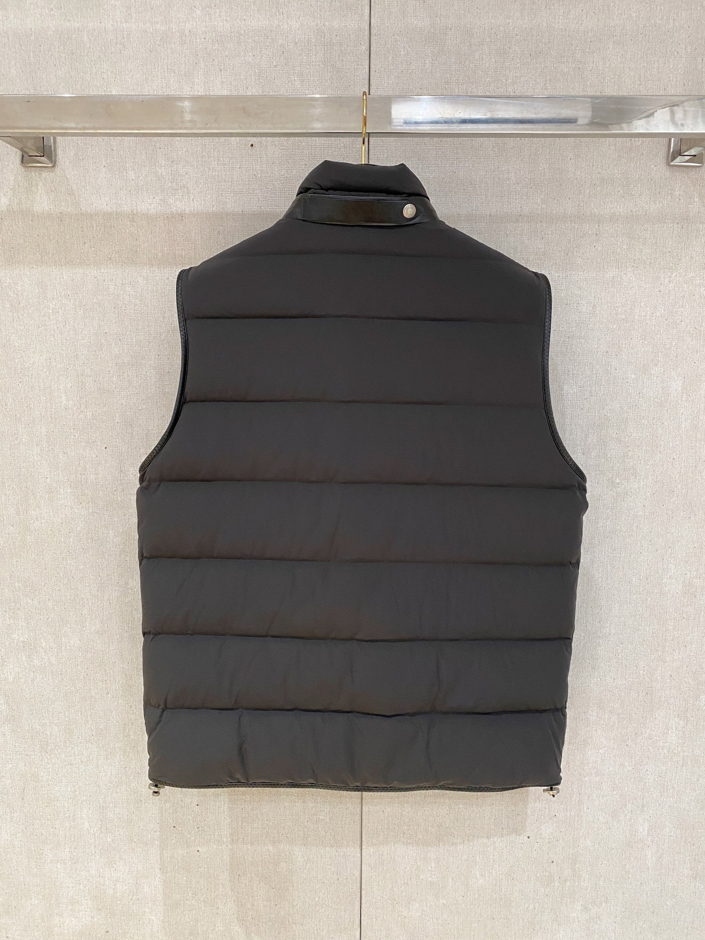 。 (新品)BC 秋冬新品Jarama男士短款羽绒服马夹larama短款羽绒夹克是一款个性单品，专为注重