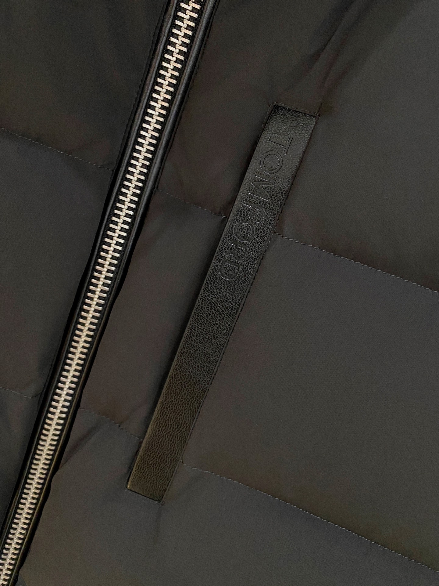 。 (新品)BC 秋冬新品Jarama男士短款羽绒服马夹larama短款羽绒夹克是一款个性单品，专为注重