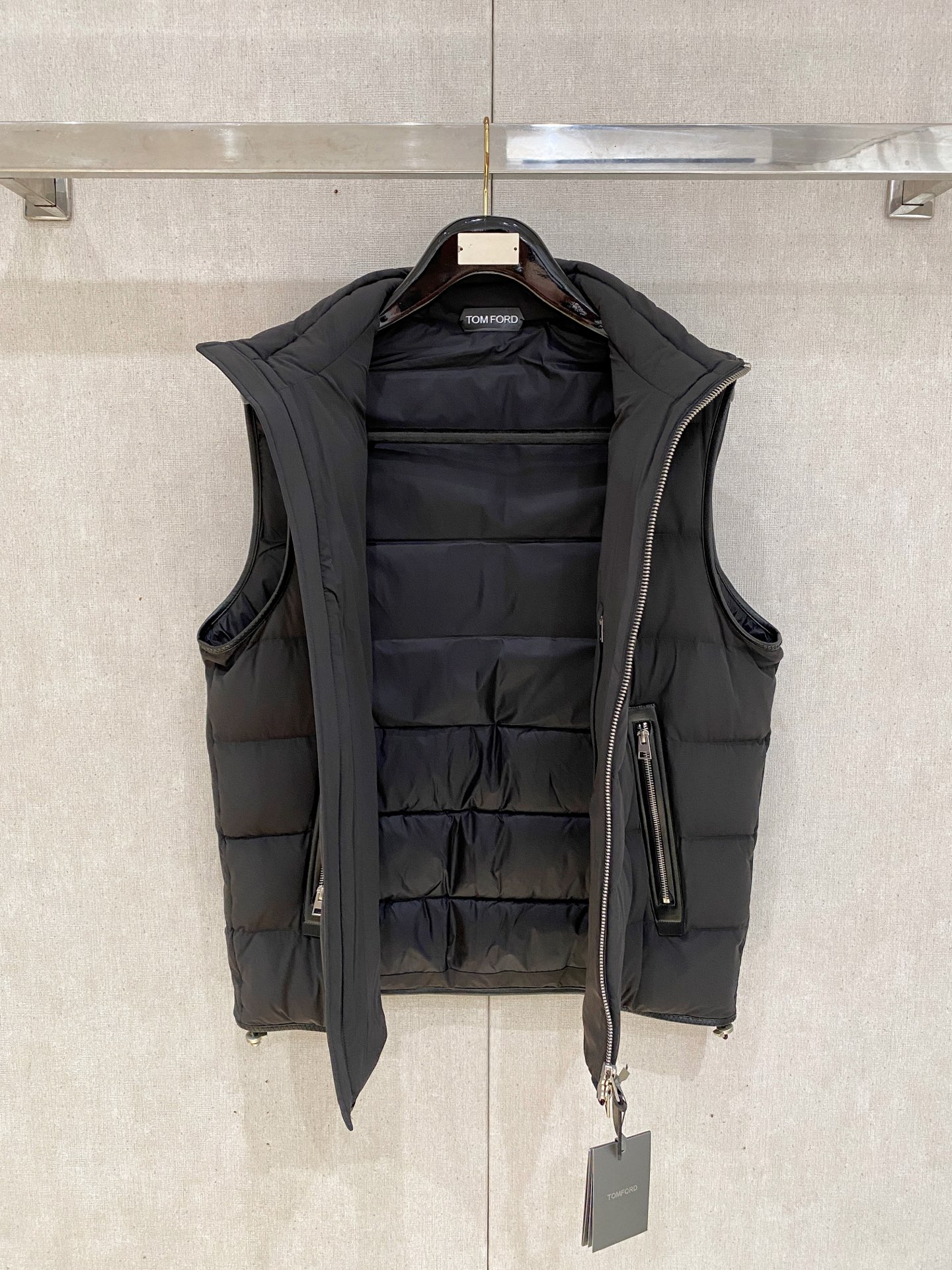 。 (新品)BC 秋冬新品Jarama男士短款羽绒服马夹larama短款羽绒夹克是一款个性单品，专为注重