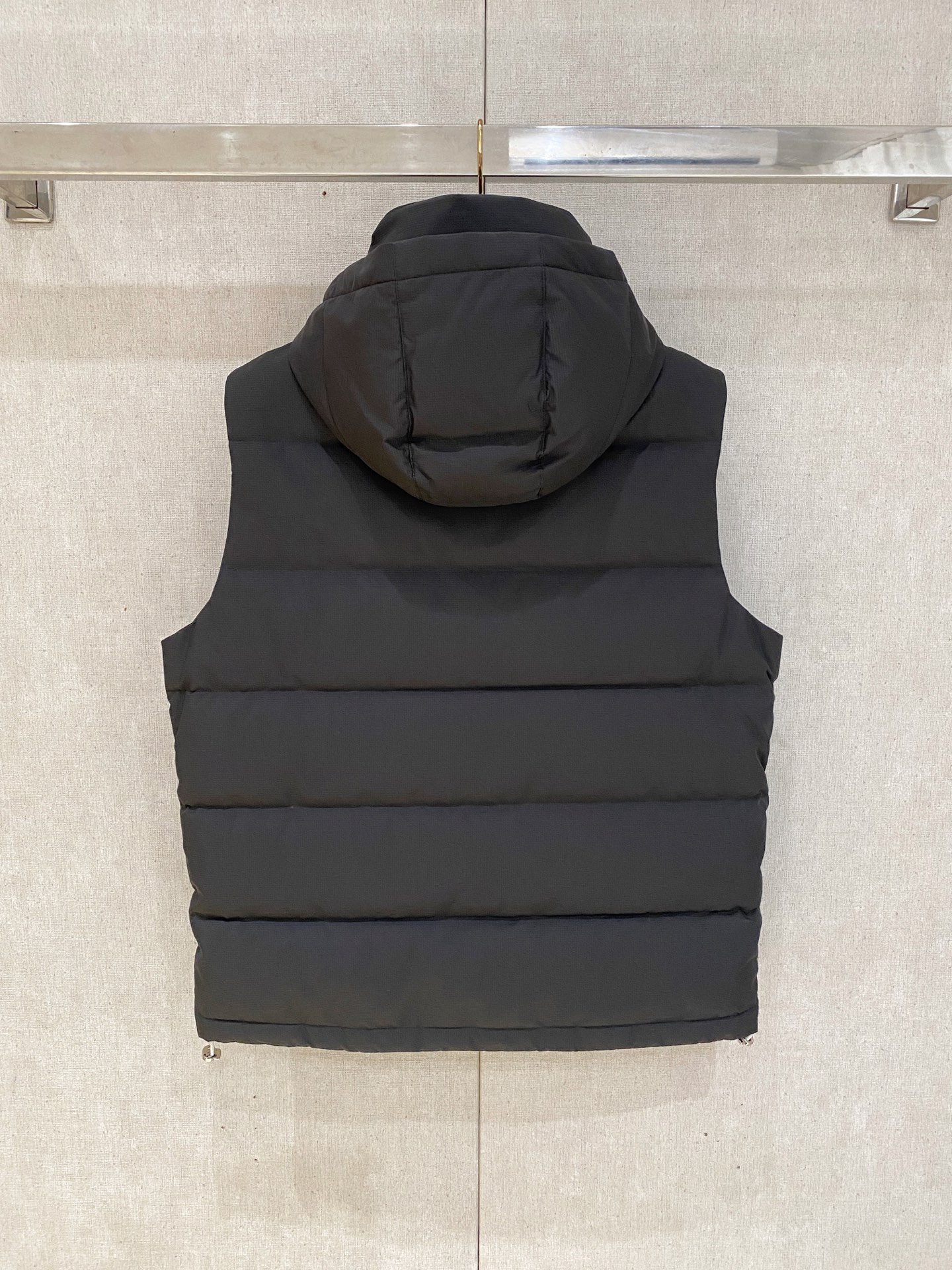 。(新品)BC 秋冬新品Jarama男士短款羽绒服马夹larama短款羽绒夹克是一款个性单品，专为注重功