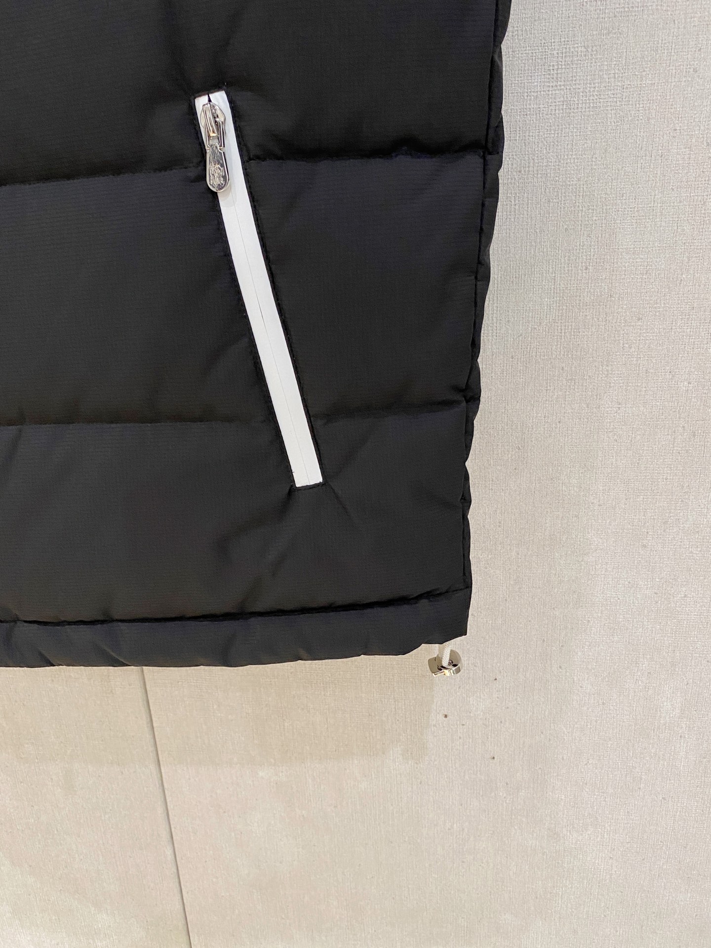 。(新品)BC 秋冬新品Jarama男士短款羽绒服马夹larama短款羽绒夹克是一款个性单品，专为注重功