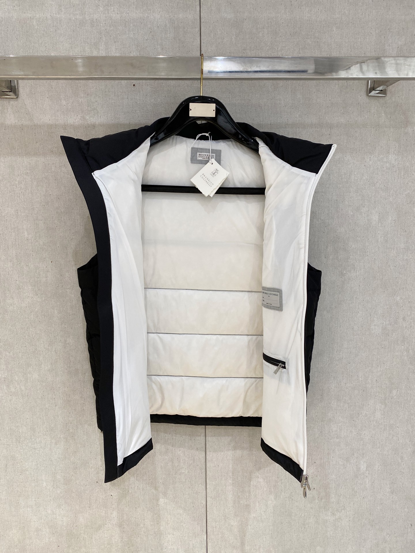 。(新品)BC 秋冬新品Jarama男士短款羽绒服马夹larama短款羽绒夹克是一款个性单品，专为注重功