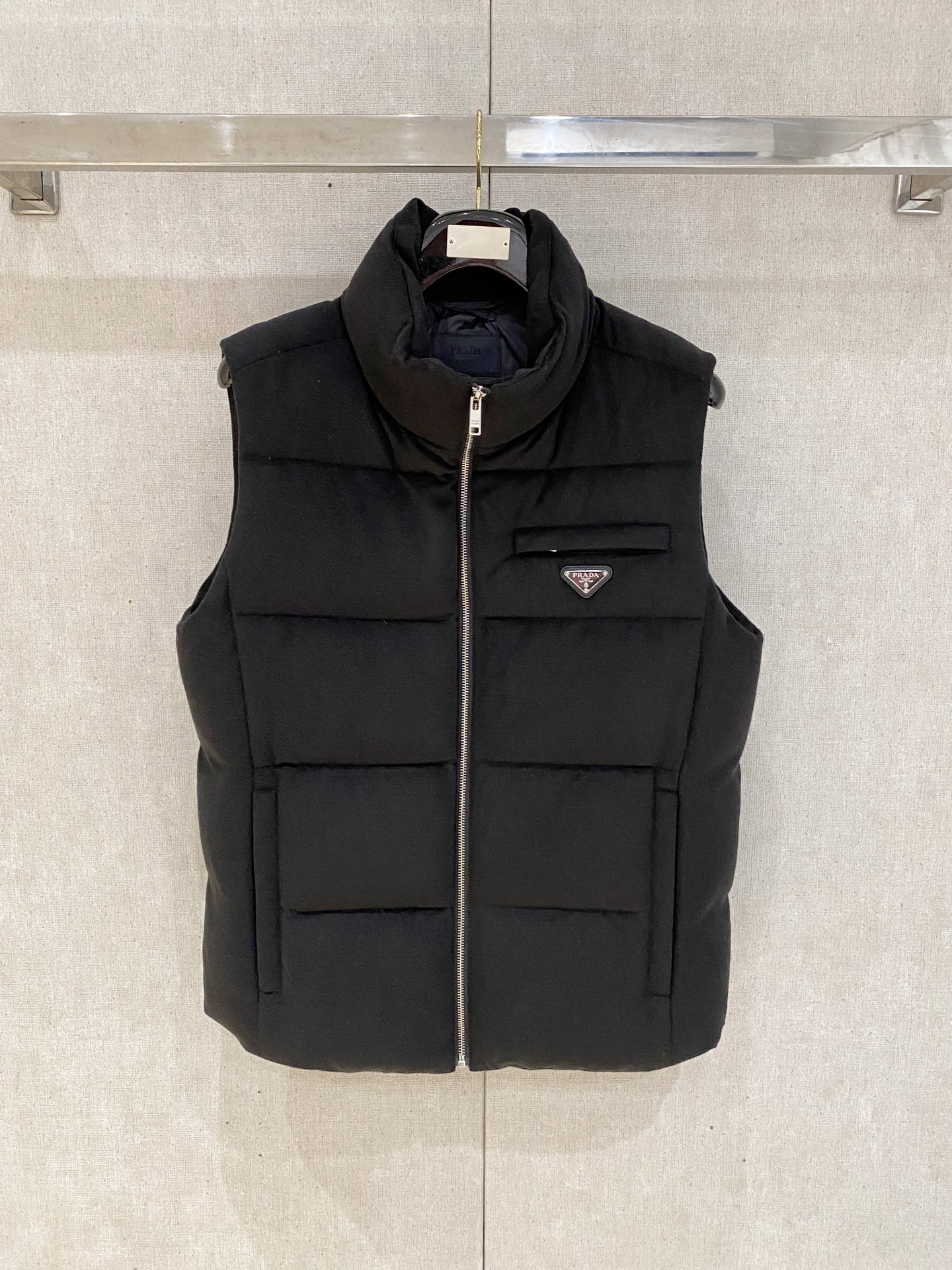 NO:627287,(New product) Autumn and winter new product Jarama men's short down jacket vest larama short down jacket is a personalized item, designed for modern men who value functionality and beauty. Filling white goose down content 90% fabric nylon, polyester moderate thickness ingredient content lining: polyester fiber hood: polyester fiber fabric: polyester fiber outer back body: nylon pattern solid color collar type, drop placket zipper length regular fit elastic non-elastic  Size 48-56,,jackets & coats,down jacket,hats,alexander wang19860909(新品)秋冬新品Jarama男士短款羽绒服马夹 larama短款羽绒夹克是一款个性单品,专为注重功能性和美观的现代男士设计. 填充物白鹅绒含绒量90面料锦纶,涤纶 厚度适中成分含量里料:聚酯纤维兜帽:聚酯纤维面料:聚酯纤维外后身:锦纶 图案纯色领型连型,落衣门襟拉链衣长常规款版型合身弹力无弹力 尺码48-56,,jackets & coats,down jacket,hats,alexander wang,Men's clothing