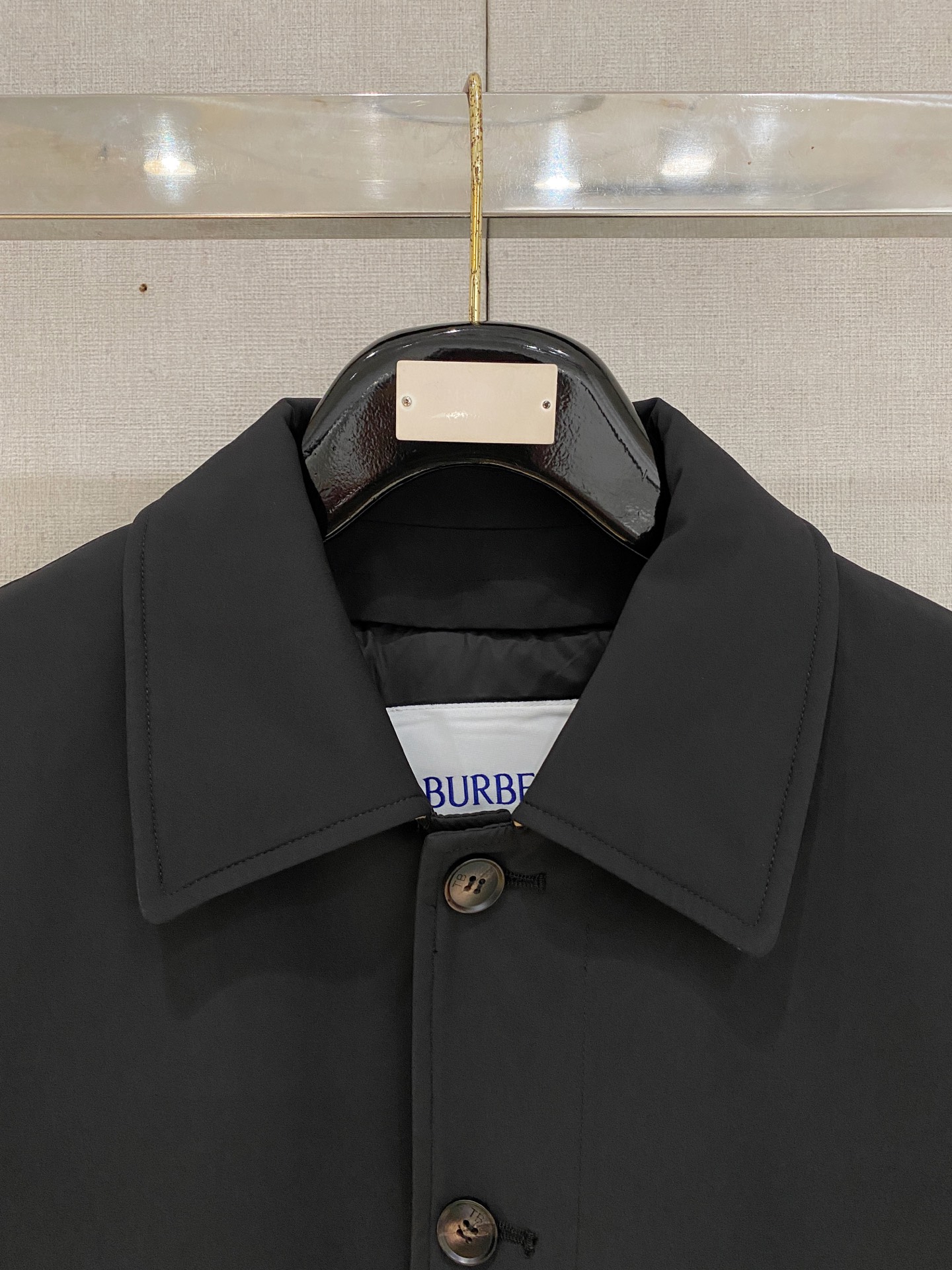 。 b家秋冬男装Praz抽绳风帽短款羽绒夹克Praz抽绳风帽短款羽绒夹克是秋冬男装系列中的一款，以黑色为