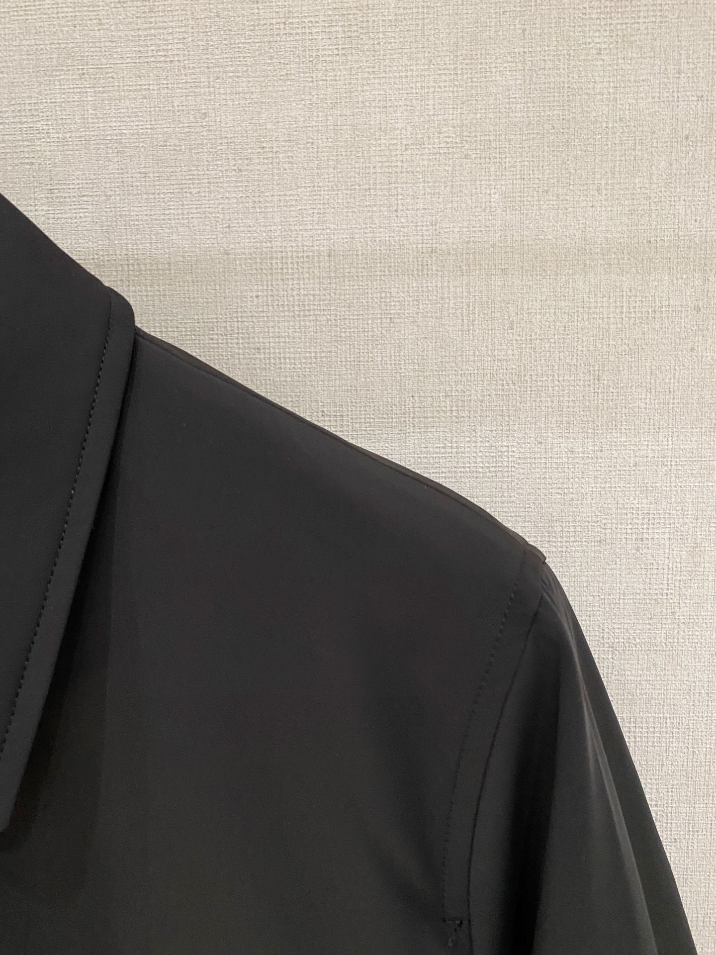 。 b家秋冬男装Praz抽绳风帽短款羽绒夹克Praz抽绳风帽短款羽绒夹克是秋冬男装系列中的一款，以黑色为