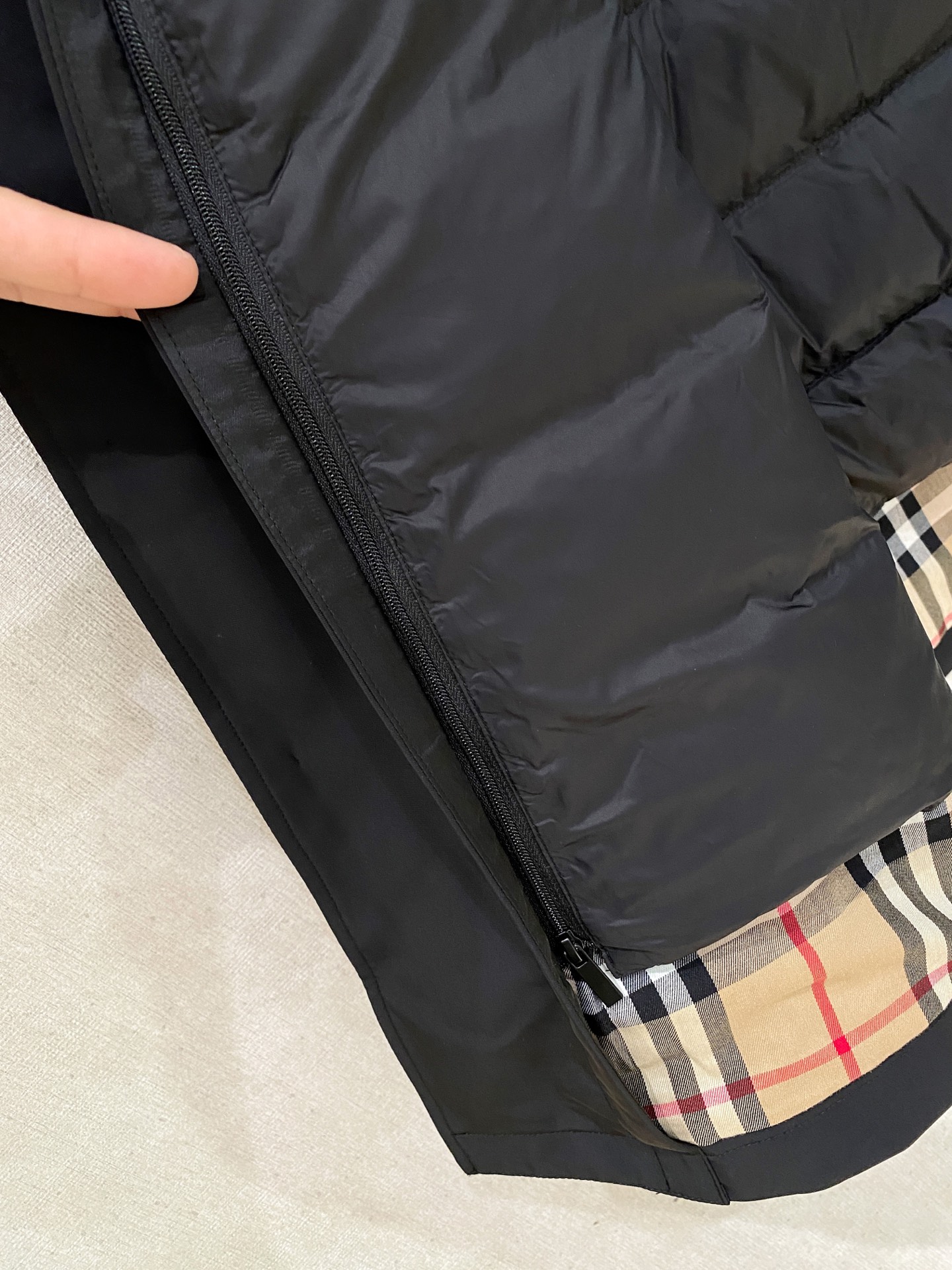 。 b家秋冬男装Praz抽绳风帽短款羽绒夹克Praz抽绳风帽短款羽绒夹克是秋冬男装系列中的一款，以黑色为