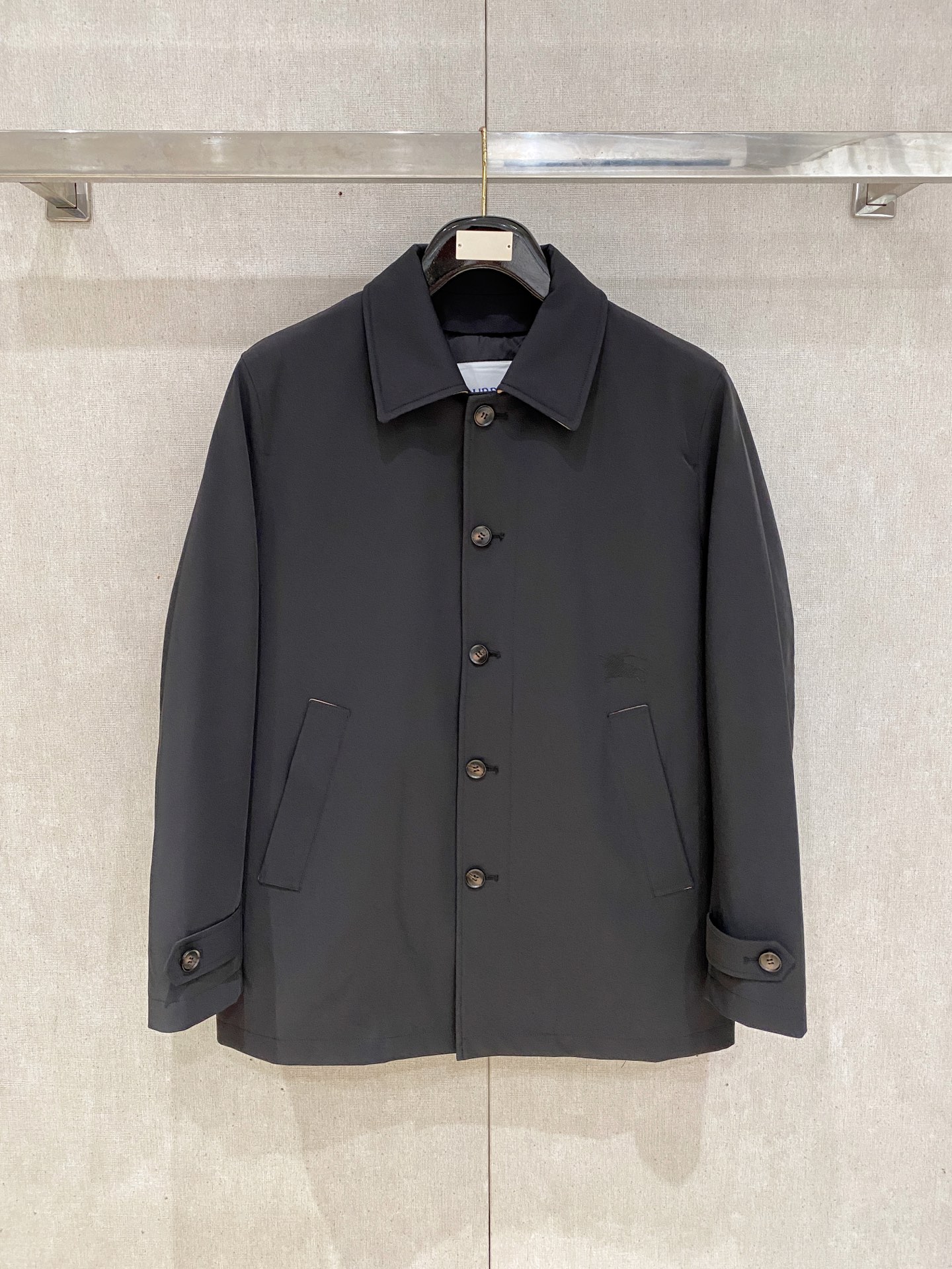 NO:537914,b Home autumn and winter men's Praz drawstring short down jacket Praz drawstring short down jacket is one of the autumn and winter men's clothing series, with black as the main color, both fashion and practical. This Praz down jacket is designed with a black jacket, simple and yet atmospheric. Its unique drawstring style hood design not only adds a sense of fashion, but also provides the wearer with additional warmth in the cold wind. The short tailoring highlights the ability and neatness of men. The jacket uses a customized elastic knit thick warm fabric, which not only has excellent warmth performance, but also has good elasticity and wear resistance. The customized knitting process makes the fabric tighter and effectively prevents the invasion of cold air. The inner part is filled with high-quality 90 white goose down, ensuring the warmth performance of the jacket.  The main color of black makes the jacket more classic and versatile. Whether in formal occasions or casual time, it can easily match fashionable styles. Its custom elastic knit thick and warm fabric and unique design style make it stand out among many down jackets and become the first choice for men in autumn and winter. Size data: M, L, XL, XXL, XXXL, prada, jackets & coats, jackets & coats, down jacket, hats, alexander wang19860909b家秋冬男装Praz抽绳风帽短款羽绒夹克Praz抽绳风帽短款羽绒夹克是秋冬男装系列中的一款,以黑色为主色调,兼具时尚与实用性. 这款Praz羽绒夹克采用黑色外套设计,简约而不失大气.其独特的抽绳风帽设计,不仅增添了时尚感,还能在寒风中为佩戴者提供额外的保暖效果.短款剪裁更是凸显男性的干练与利落. 外套采用定制弹力针织厚实保暖面料,这种面料不仅具有出色的保暖性能,还具有较好的弹性和耐磨性.定制的针织工艺使得面料更加紧密,有效防止冷空气的侵入. 内里采用高质量的90白鹅羽绒填充,保证了外套的保暖性能 以黑色为主色调,使得外套更加经典百搭.无论是在正式场合还是休闲时光,都能轻松搭配出时尚的造型.其定制弹力针织厚实保暖面料和独特的设计风格使得它在众多羽绒外套中脱颖而出,成为男性秋冬季节的首选单品. 尺码数据:M,L,XL,XXL,XXXL,,prada,jackets & coats,jackets & coats,down jacket,hats,alexander wang,Men's clothing