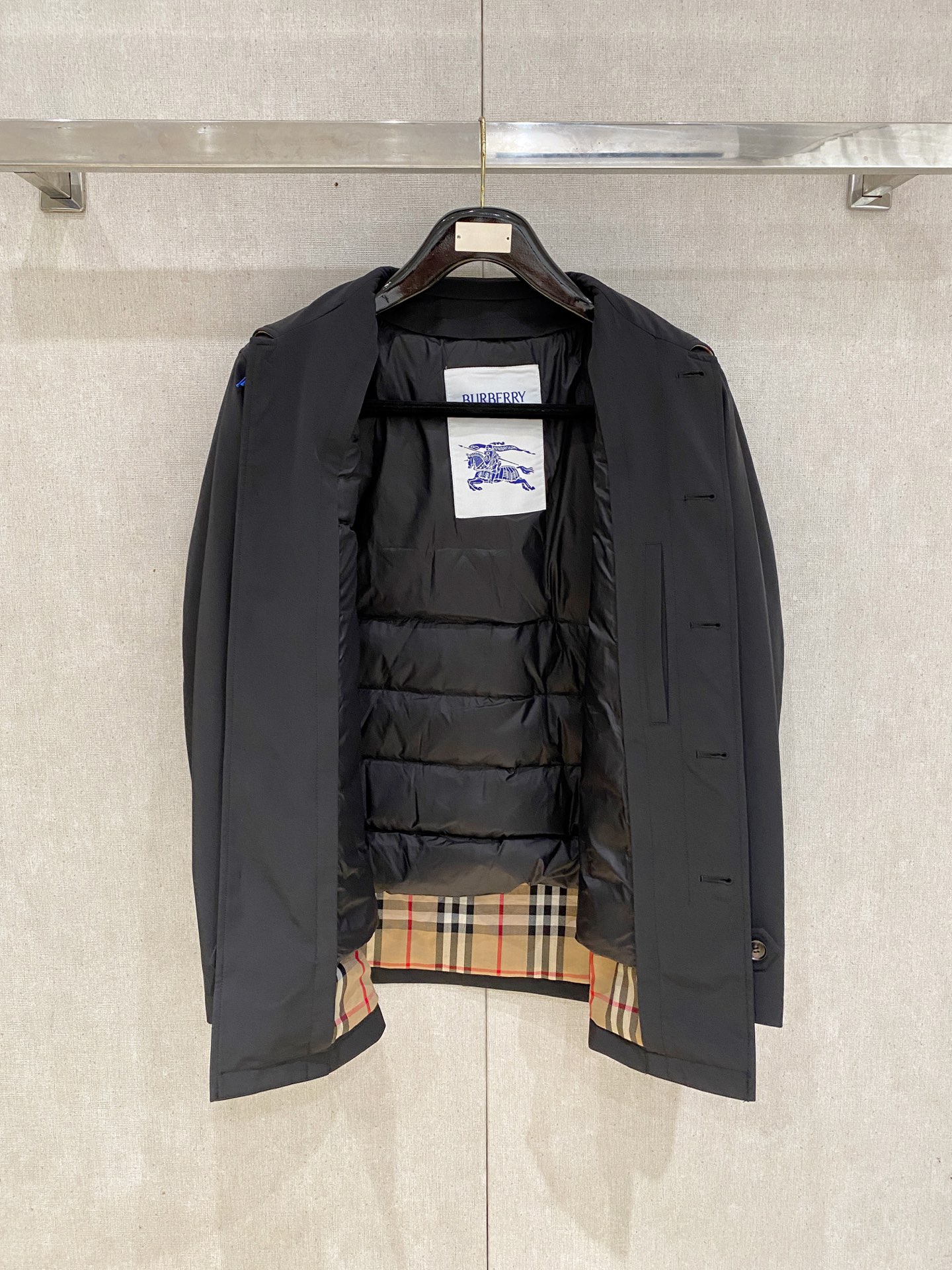 。 b家秋冬男装Praz抽绳风帽短款羽绒夹克Praz抽绳风帽短款羽绒夹克是秋冬男装系列中的一款，以黑色为