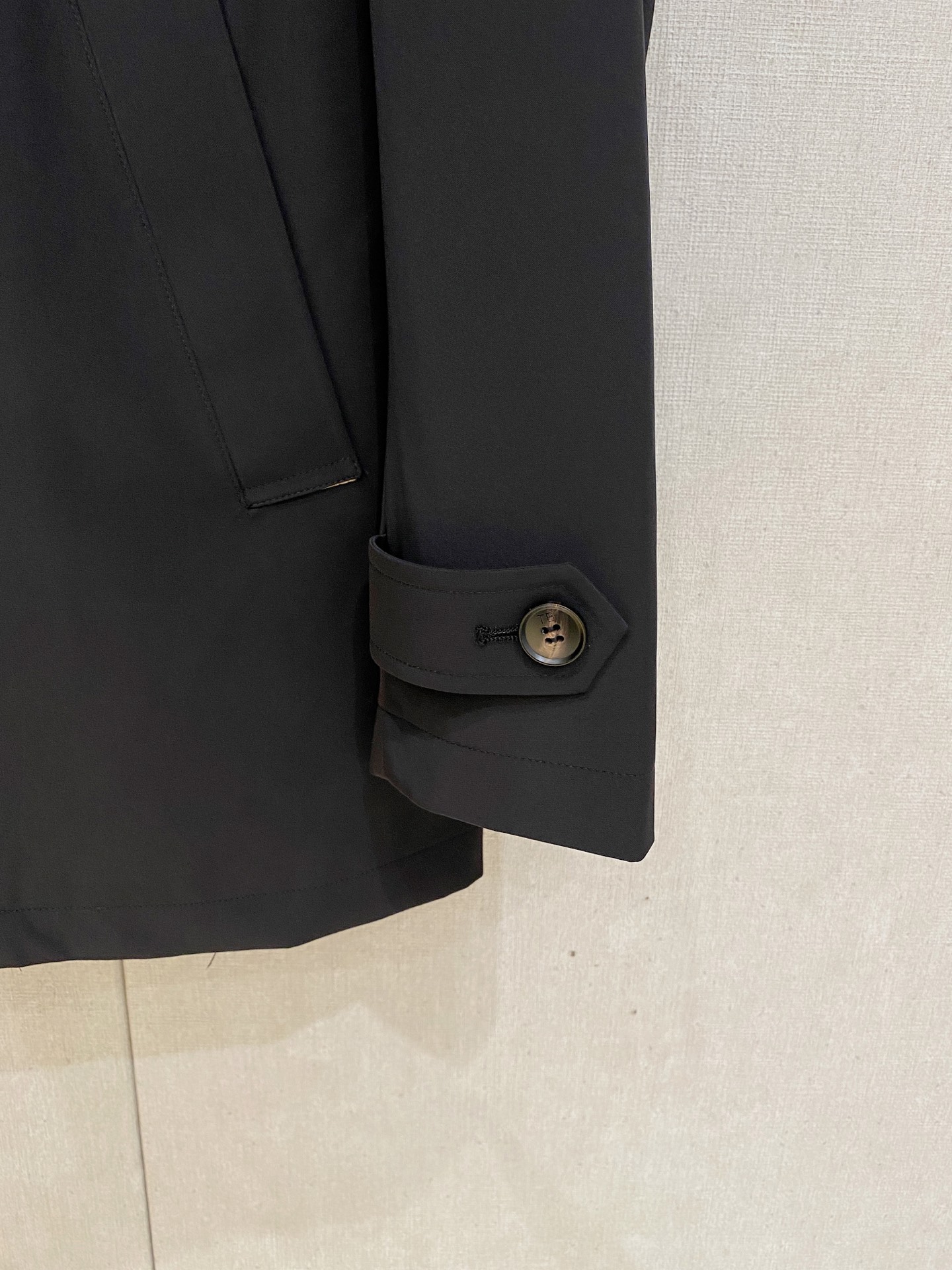 。 b家秋冬男装Praz抽绳风帽短款羽绒夹克Praz抽绳风帽短款羽绒夹克是秋冬男装系列中的一款，以黑色为