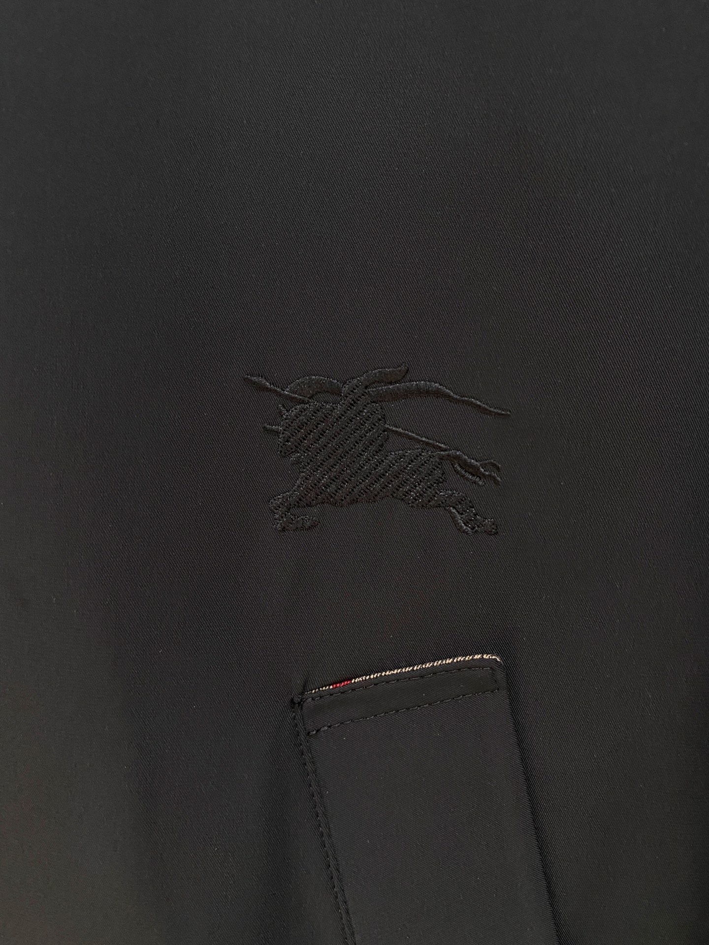 。 b家秋冬男装Praz抽绳风帽短款羽绒夹克Praz抽绳风帽短款羽绒夹克是秋冬男装系列中的一款，以黑色为