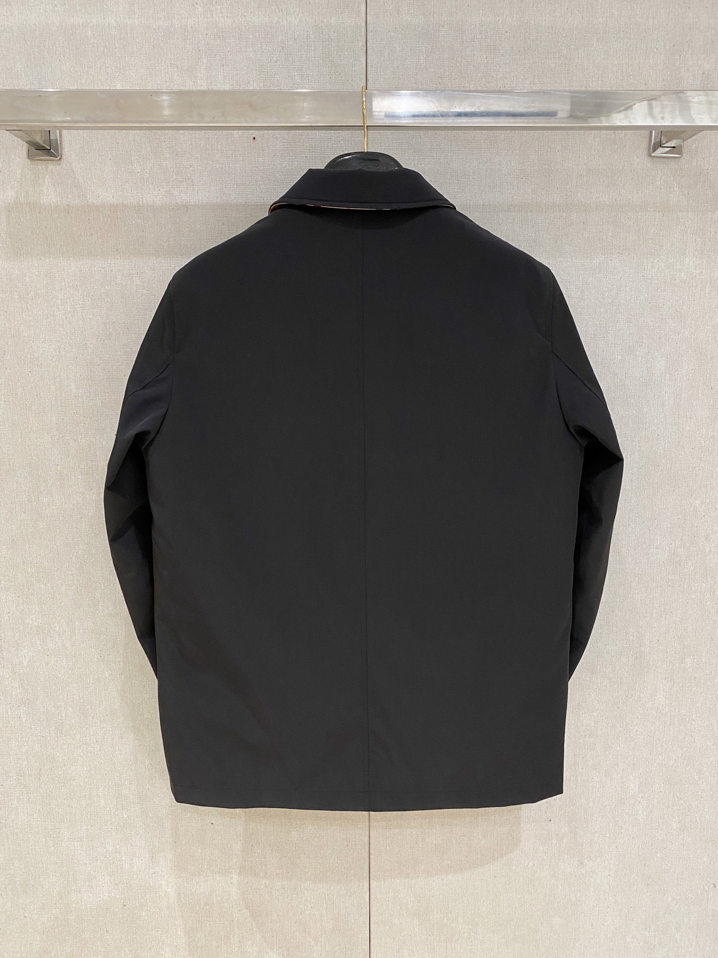 。 b家秋冬男装Praz抽绳风帽短款羽绒夹克Praz抽绳风帽短款羽绒夹克是秋冬男装系列中的一款，以黑色为