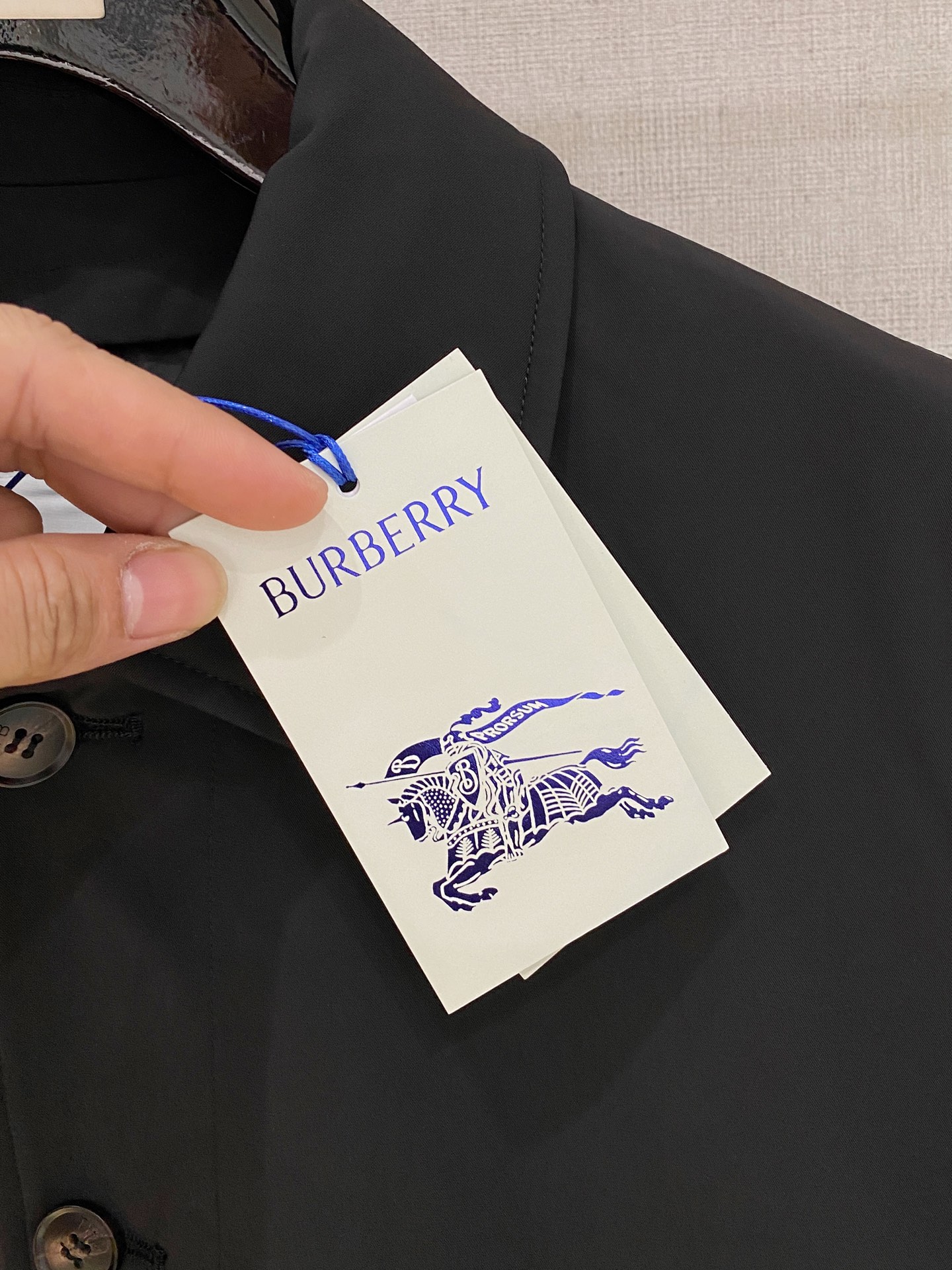 。 b家秋冬男装Praz抽绳风帽短款羽绒夹克Praz抽绳风帽短款羽绒夹克是秋冬男装系列中的一款，以黑色为