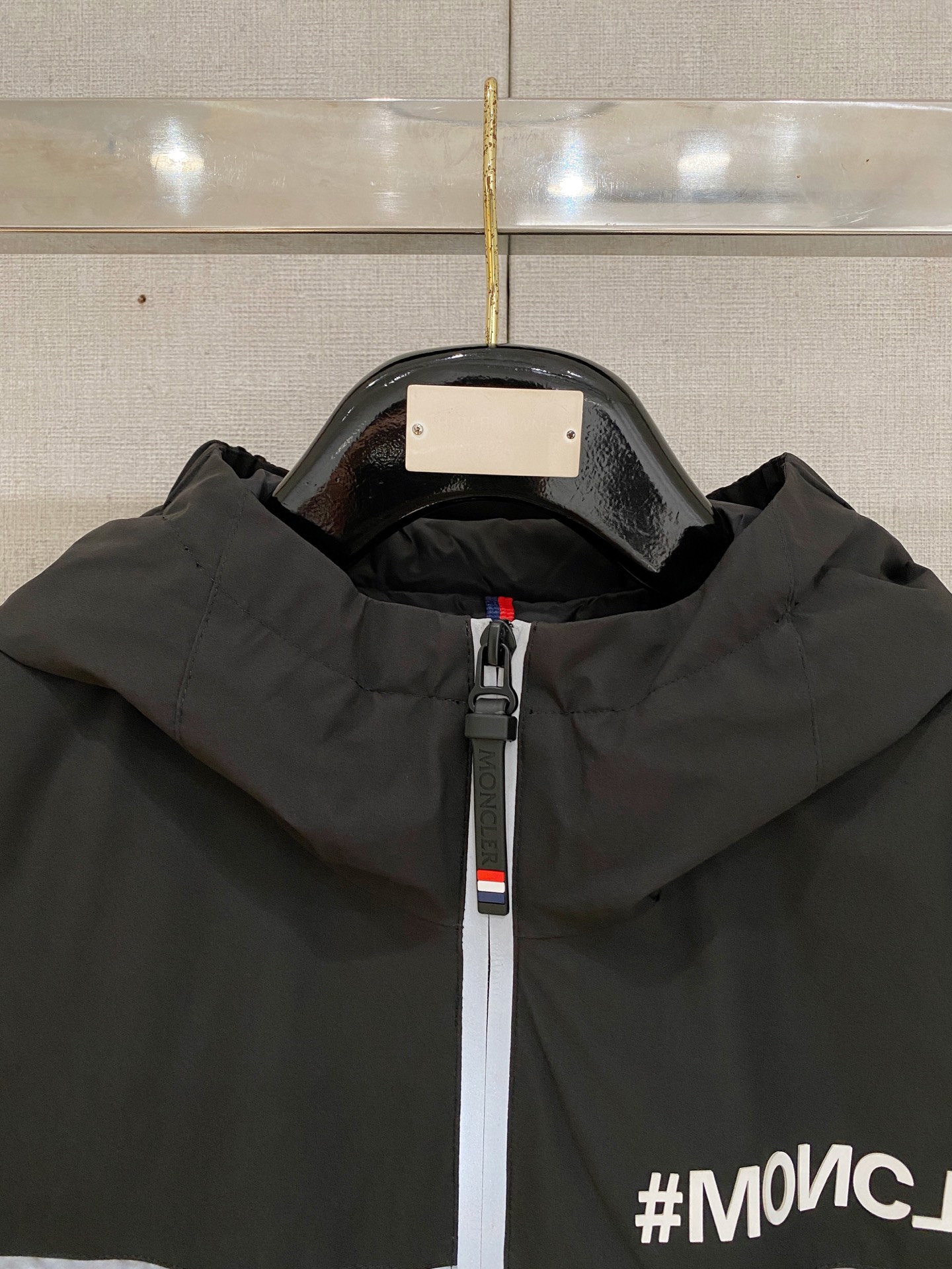 。 M家秋冬男装Praz抽绳风帽短款羽绒夹克Praz抽绳风帽短款羽绒夹克是秋冬男装系列中的一款，以黑色为