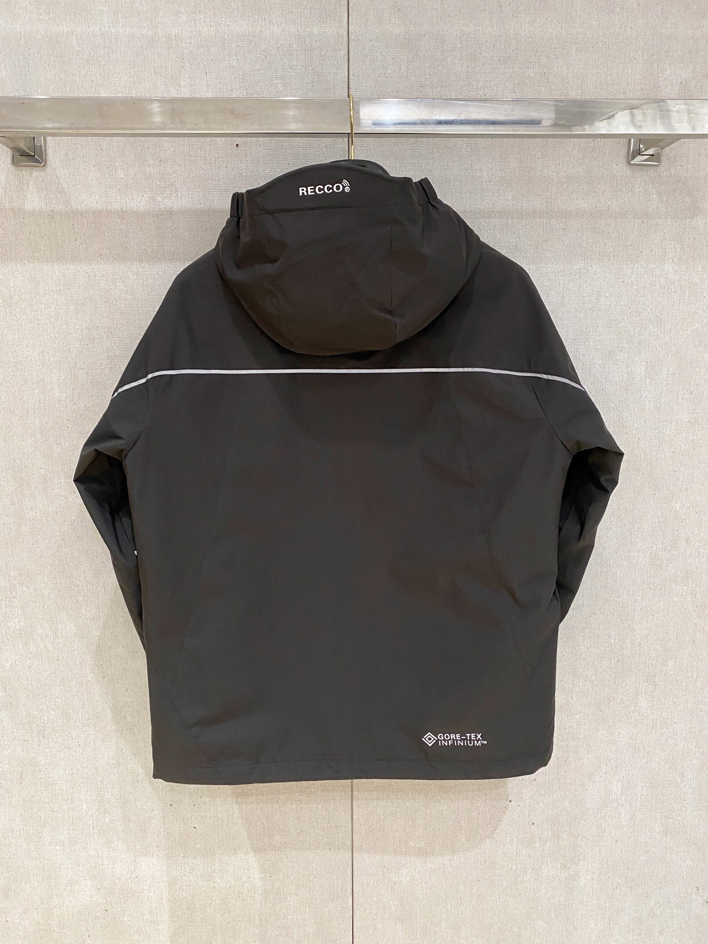 。 M家秋冬男装Praz抽绳风帽短款羽绒夹克Praz抽绳风帽短款羽绒夹克是秋冬男装系列中的一款，以黑色为