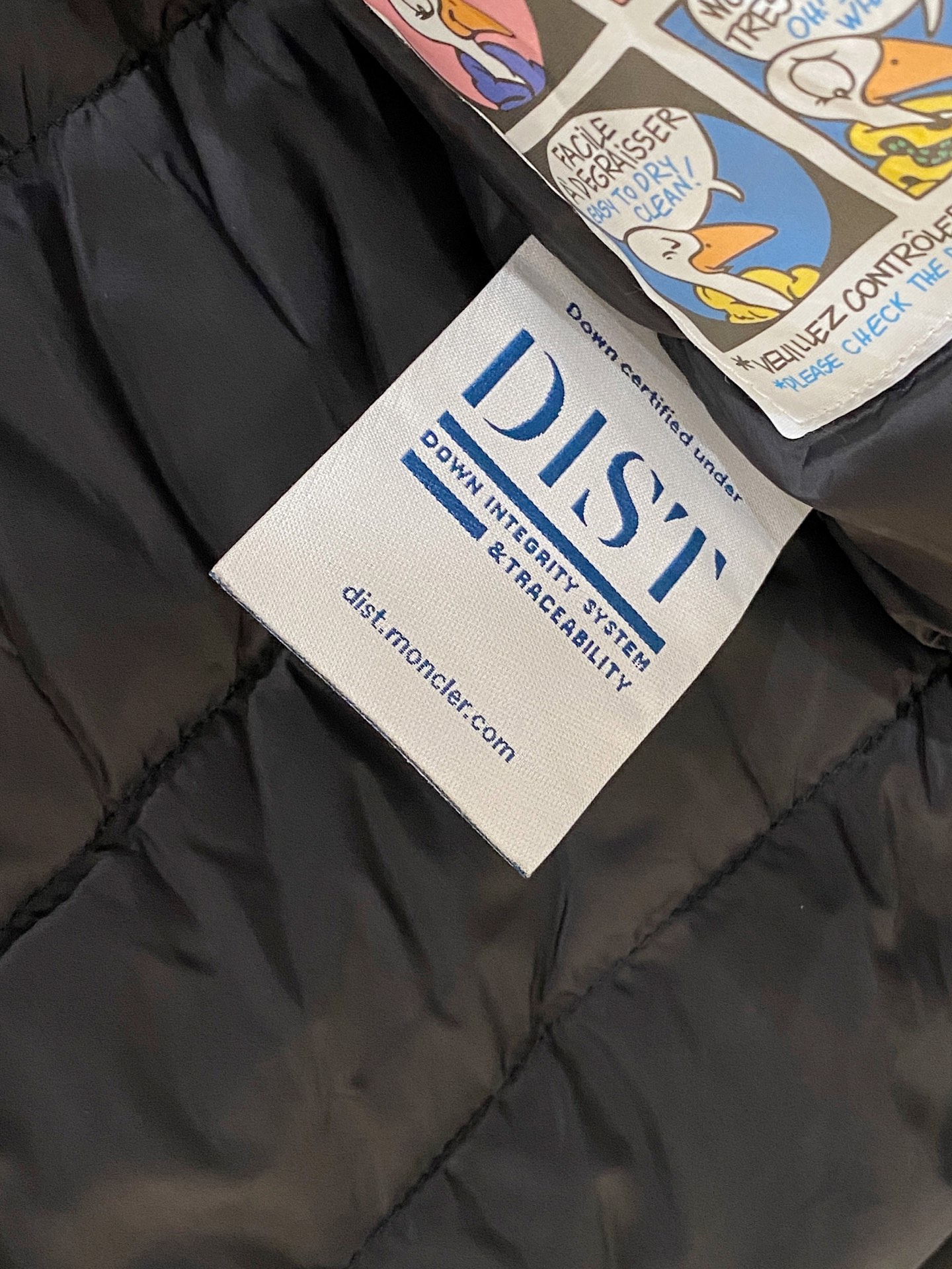 。 M家秋冬男装Praz抽绳风帽短款羽绒夹克Praz抽绳风帽短款羽绒夹克是秋冬男装系列中的一款，以黑色为