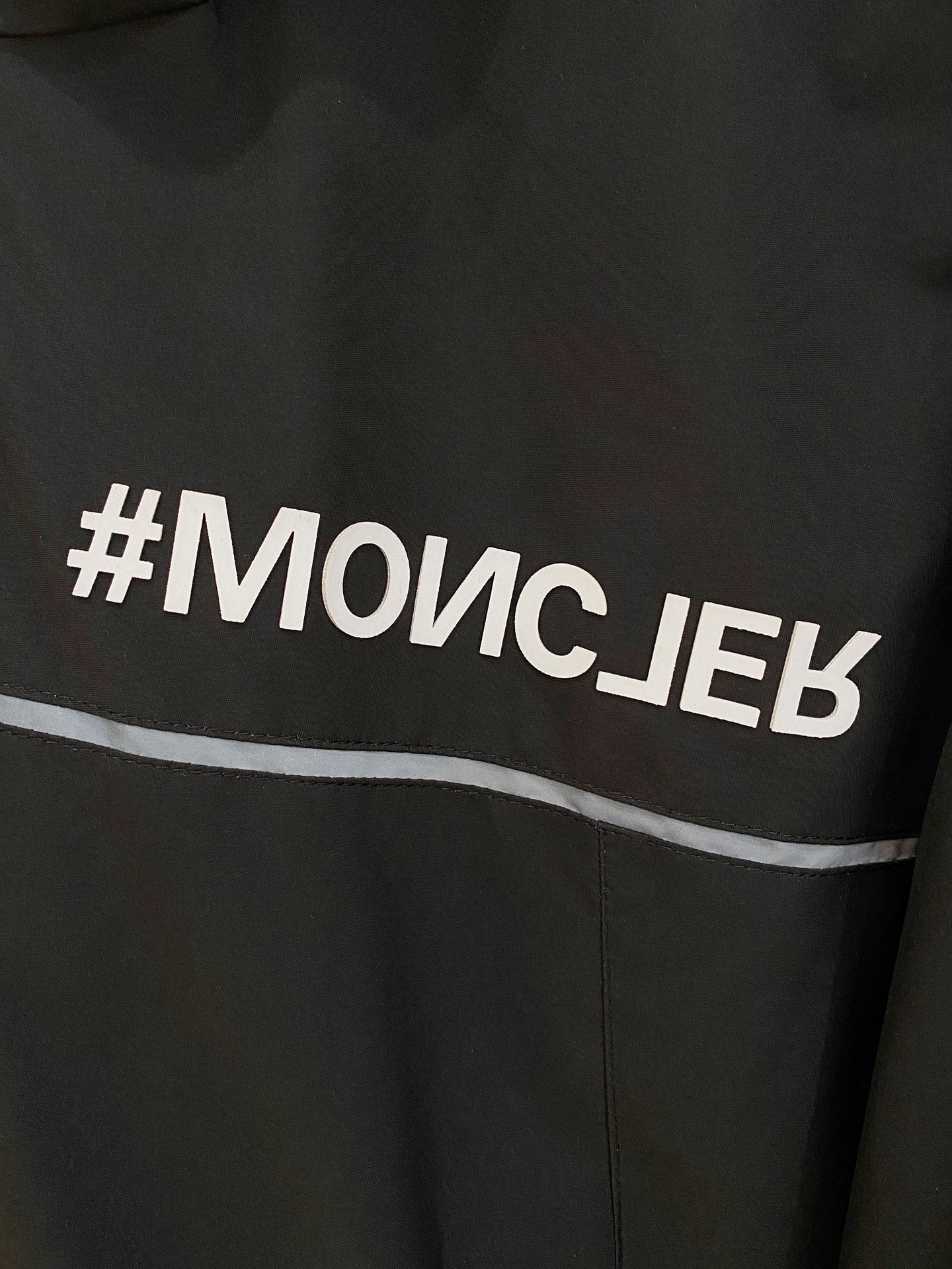 。 M家秋冬男装Praz抽绳风帽短款羽绒夹克Praz抽绳风帽短款羽绒夹克是秋冬男装系列中的一款，以黑色为