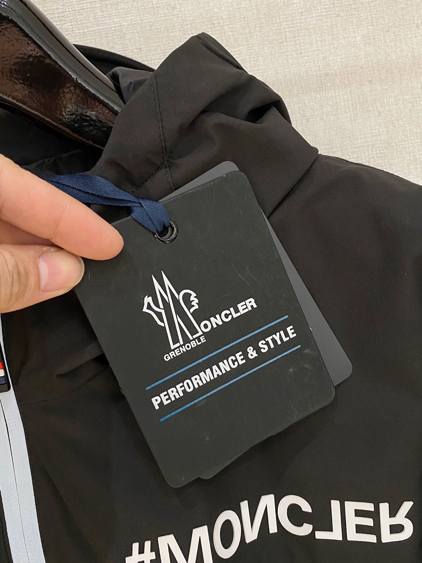 。 M家秋冬男装Praz抽绳风帽短款羽绒夹克Praz抽绳风帽短款羽绒夹克是秋冬男装系列中的一款，以黑色为