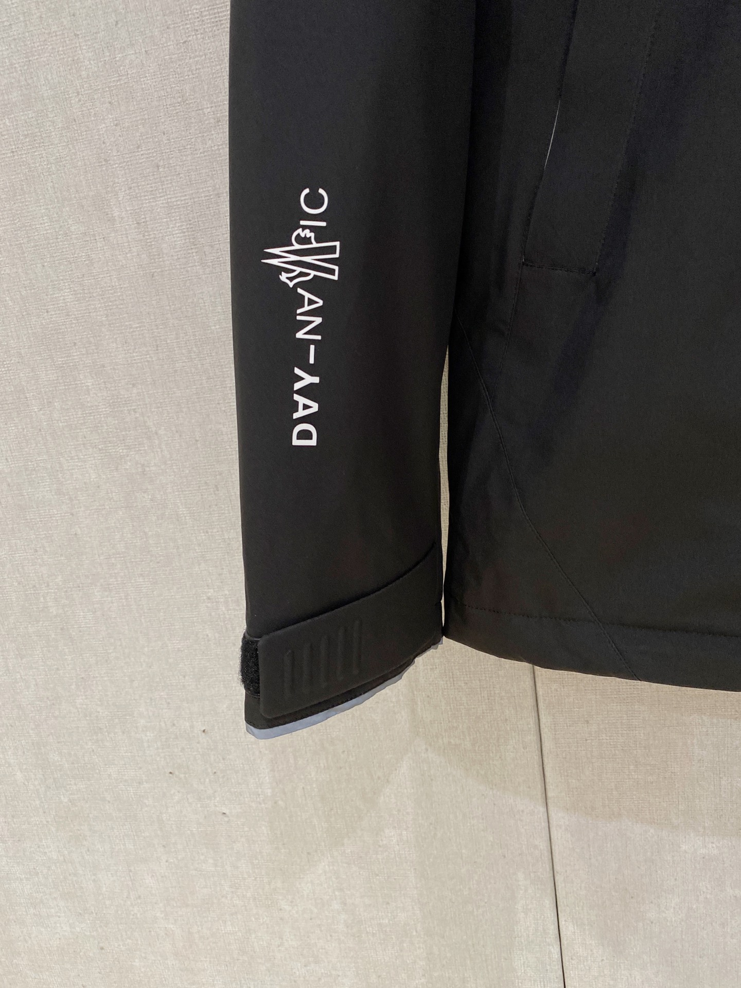 。 M家秋冬男装Praz抽绳风帽短款羽绒夹克Praz抽绳风帽短款羽绒夹克是秋冬男装系列中的一款，以黑色为