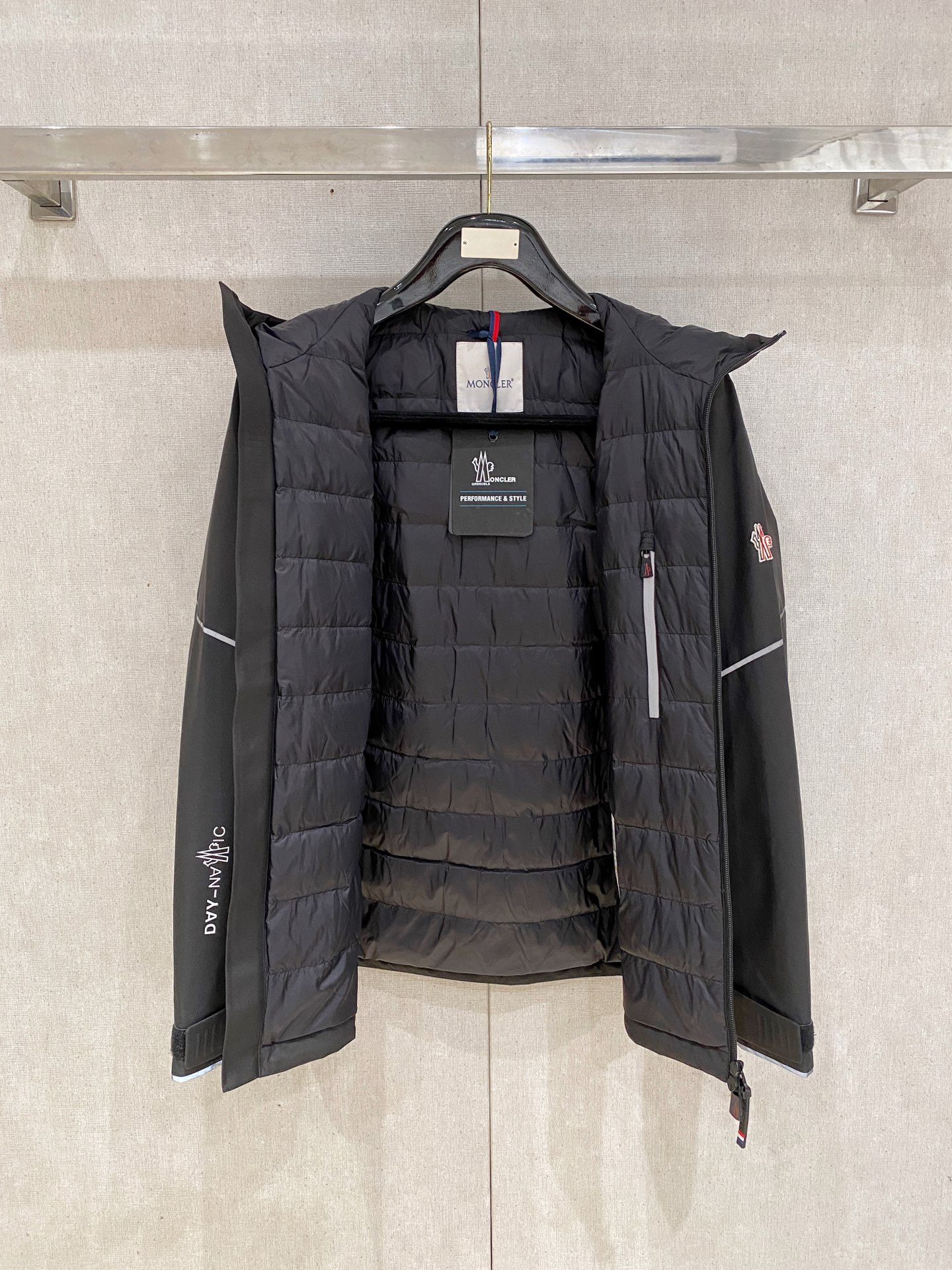 。 M家秋冬男装Praz抽绳风帽短款羽绒夹克Praz抽绳风帽短款羽绒夹克是秋冬男装系列中的一款，以黑色为