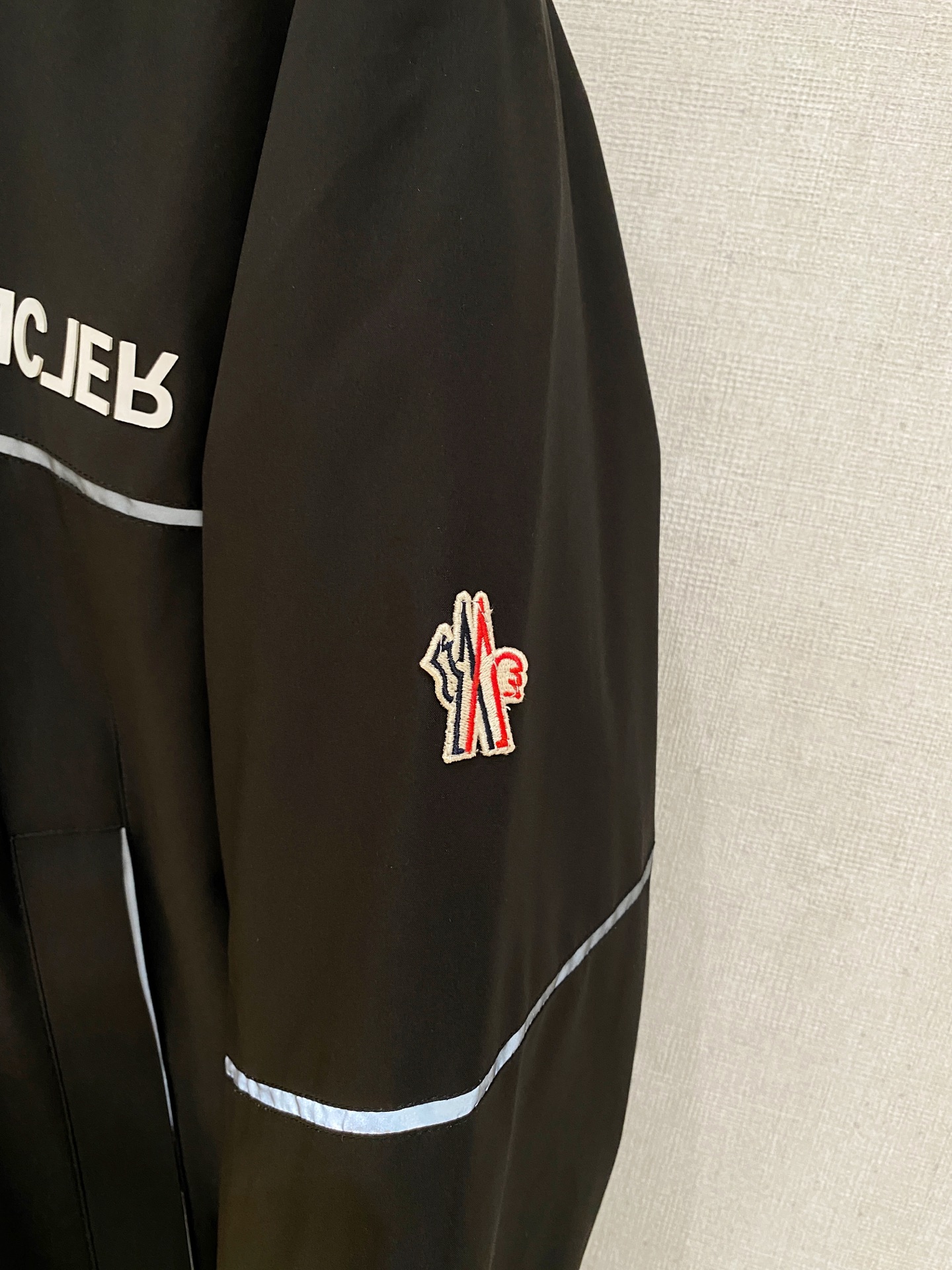 。 M家秋冬男装Praz抽绳风帽短款羽绒夹克Praz抽绳风帽短款羽绒夹克是秋冬男装系列中的一款，以黑色为