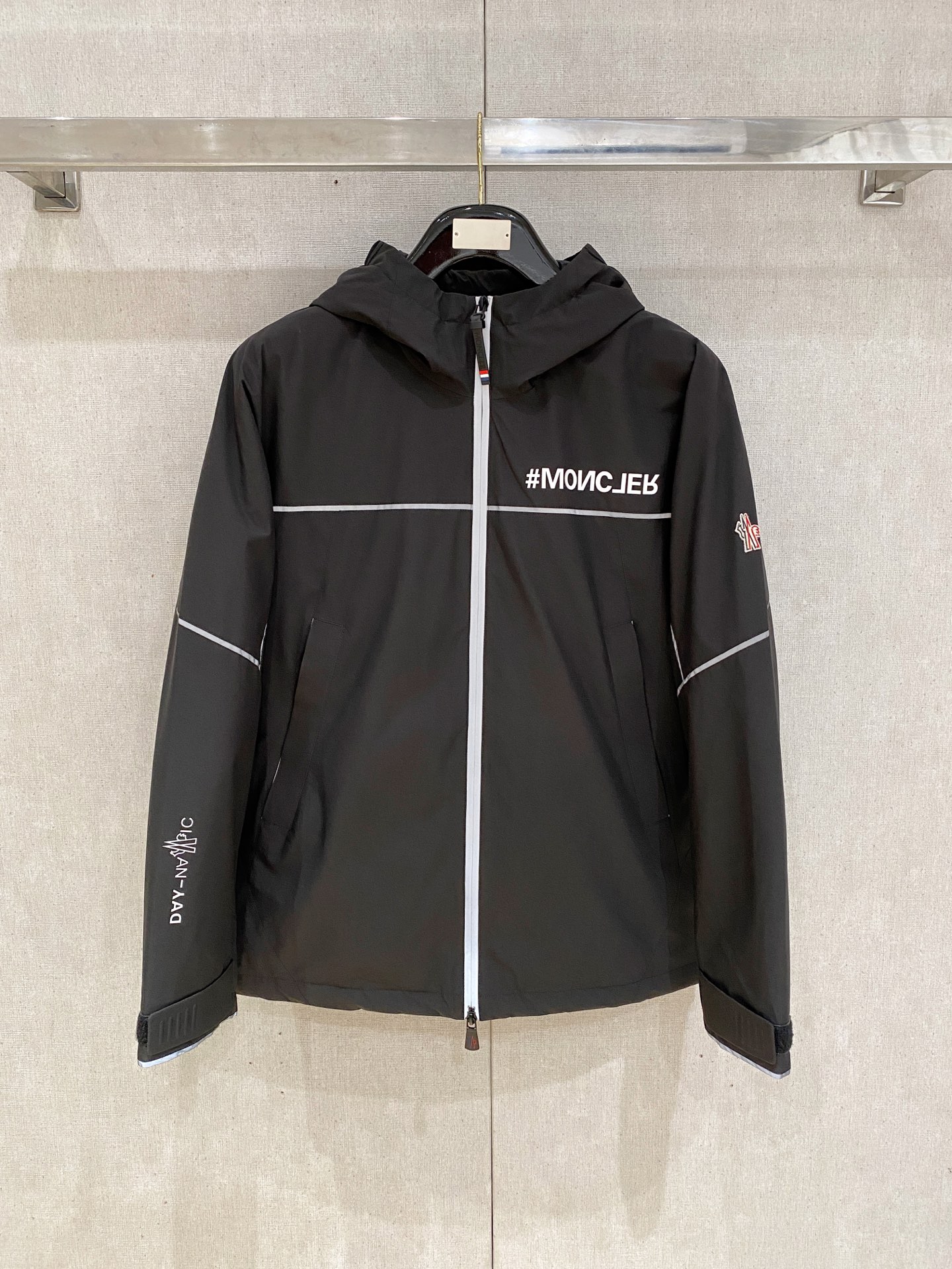 NO:537911,M home autumn and winter men's Praz drawstring short down jacket Praz drawstring short down jacket is one of the autumn and winter men's clothing series, with black as the main color, both fashion and practical. This Praz down jacket is designed with a black jacket, simple and yet atmospheric. Its unique drawstring style hood design not only adds a sense of fashion, but also provides the wearer with additional warmth in the cold wind. The short cut highlights the ability and neatness of men. The jacket uses a customized elastic knit thick warm fabric, which not only has excellent warmth performance, but also has good elasticity and wear resistance. The customized knitting process makes the fabric tighter and effectively prevents the invasion of cold air. The inner part is filled with high-quality 90 white goose down, ensuring the warmth performance of the jacket  The main color of black makes the jacket more classic and versatile. Whether in formal occasions or casual time, it can easily match fashionable styles. Its custom elastic knit thick and warm fabric and unique design style make it stand out among many down jackets and become the first choice for men in autumn and winter. Size data: M, L, XL, XXL, XXXL, prada, jackets & coats, jackets & coats, down jacket, hats, alexander wang19860909M家秋冬男装Praz抽绳风帽短款羽绒夹克Praz抽绳风帽短款羽绒夹克是秋冬男装系列中的一款,以黑色为主色调,兼具时尚与实用性. 这款Praz羽绒夹克采用黑色外套设计,简约而不失大气.其独特的抽绳风帽设计,不仅增添了时尚感,还能在寒风中为佩戴者提供额外的保暖效果.短款剪裁更是凸显男性的干练与利落. 外套采用定制弹力针织厚实保暖面料,这种面料不仅具有出色的保暖性能,还具有较好的弹性和耐磨性.定制的针织工艺使得面料更加紧密,有效防止冷空气的侵入. 内里采用高质量的90白鹅羽绒填充,保证了外套的保暖性能 以黑色为主色调,使得外套更加经典百搭.无论是在正式场合还是休闲时光,都能轻松搭配出时尚的造型.其定制弹力针织厚实保暖面料和独特的设计风格使得它在众多羽绒外套中脱颖而出,成为男性秋冬季节的首选单品. 尺码数据:M,L,XL,XXL,XXXL,,prada,jackets & coats,jackets & coats,down jacket,hats,alexander wang,Men's clothing