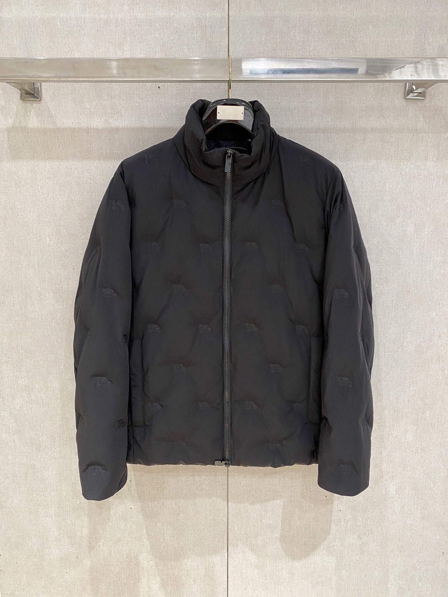 NO:537939,b Home autumn and winter men's Praz drawstring short down jacket Praz drawstring short down jacket is one of the autumn and winter men's clothing series, with black as the main color, both fashion and practical. This Praz down jacket is designed with a black jacket, simple and yet atmospheric. Its unique drawstring style hood design not only adds a sense of fashion, but also provides the wearer with additional warmth in the cold wind. The short tailoring highlights the ability and neatness of men. The jacket uses a customized elastic knit thick warm fabric, which not only has excellent warmth performance, but also has good elasticity and wear resistance. The customized knitting process makes the fabric tighter and effectively prevents the invasion of cold air. The inner part is filled with high-quality 90 white goose down, ensuring the warmth performance of the jacket.  The main color of black makes the jacket more classic and versatile. Whether in formal occasions or casual time, it can easily match fashionable styles. Its custom elastic knit thick and warm fabric and unique design style make it stand out among many down jackets and become the first choice for men in autumn and winter. Size data: M, L, XL, XXL, XXXL, prada, jackets & coats, jackets & coats, down jacket, hats, alexander wang19860909b家秋冬男装Praz抽绳风帽短款羽绒夹克Praz抽绳风帽短款羽绒夹克是秋冬男装系列中的一款,以黑色为主色调,兼具时尚与实用性. 这款Praz羽绒夹克采用黑色外套设计,简约而不失大气.其独特的抽绳风帽设计,不仅增添了时尚感,还能在寒风中为佩戴者提供额外的保暖效果.短款剪裁更是凸显男性的干练与利落. 外套采用定制弹力针织厚实保暖面料,这种面料不仅具有出色的保暖性能,还具有较好的弹性和耐磨性.定制的针织工艺使得面料更加紧密,有效防止冷空气的侵入. 内里采用高质量的90白鹅羽绒填充,保证了外套的保暖性能 以黑色为主色调,使得外套更加经典百搭.无论是在正式场合还是休闲时光,都能轻松搭配出时尚的造型.其定制弹力针织厚实保暖面料和独特的设计风格使得它在众多羽绒外套中脱颖而出,成为男性秋冬季节的首选单品. 尺码数据:M,L,XL,XXL,XXXL,,prada,jackets & coats,jackets & coats,down jacket,hats,alexander wang,Men's clothing