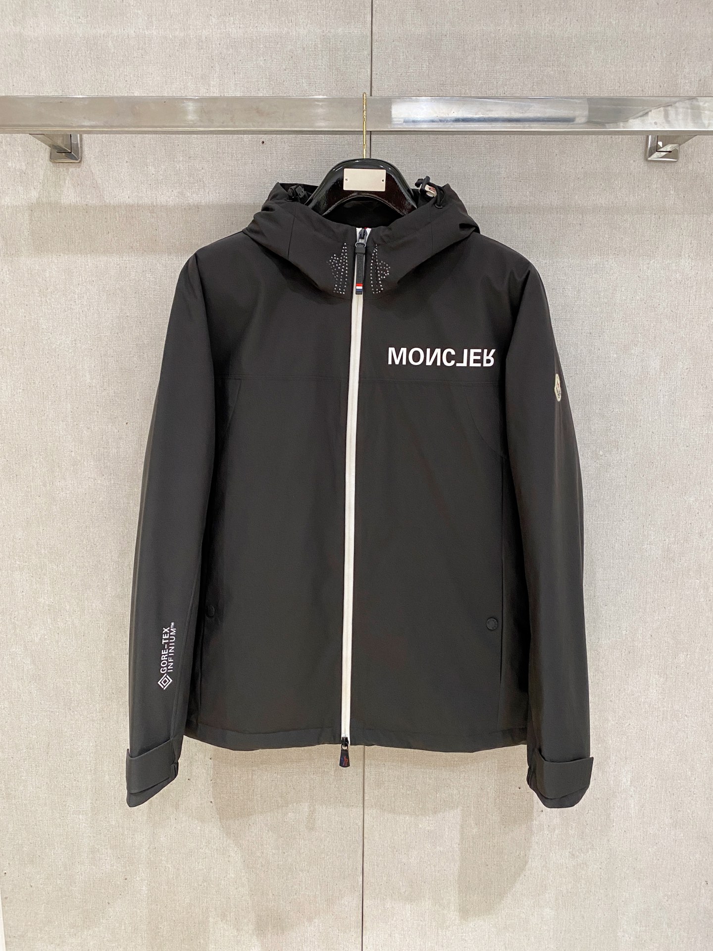 NO:537905,M home autumn and winter men's Praz drawstring hood short down jacket Praz drawstring hood short down jacket is one of the autumn and winter men's clothing series, with black as the main color, both fashion and practical. This Praz down jacket is designed with a black jacket, simple and yet atmospheric. Its unique drawstring hood design not only adds a sense of fashion, but also provides the wearer with an additional warmth effect in the cold wind. The short tailoring highlights the ability and neatness of men. The jacket uses a customized elastic knit thick warm fabric, which not only has excellent warmth performance, but also has good elasticity and wear resistance. The customized knitting process makes the fabric tighter and effectively prevents the invasion of cold air. The inner part is filled with high-quality 90 white goose down, ensuring the warmth performance of the jacket  The main color of black makes the jacket more classic and versatile. Whether in formal occasions or casual time, it can easily match fashionable styles. Its custom elastic knit thick and warm fabric and unique design style make it stand out among many down jackets and become the first choice for men in autumn and winter. Size data: M, L, XL, XXL, XXXL, prada, jackets & coats, jackets & coats, down jacket, hats, alexander wang19860909M家秋冬男装Praz抽绳风帽短款羽绒夹克Praz抽绳风帽短款羽绒夹克是秋冬男装系列中的一款,以黑色为主色调,兼具时尚与实用性. 这款Praz羽绒夹克采用黑色外套设计,简约而不失大气.其独特的抽绳风帽设计,不仅增添了时尚感,还能在寒风中为佩戴者提供额外的保暖效果.短款剪裁更是凸显男性的干练与利落. 外套采用定制弹力针织厚实保暖面料,这种面料不仅具有出色的保暖性能,还具有较好的弹性和耐磨性.定制的针织工艺使得面料更加紧密,有效防止冷空气的侵入. 内里采用高质量的90白鹅羽绒填充,保证了外套的保暖性能 以黑色为主色调,使得外套更加经典百搭.无论是在正式场合还是休闲时光,都能轻松搭配出时尚的造型.其定制弹力针织厚实保暖面料和独特的设计风格使得它在众多羽绒外套中脱颖而出,成为男性秋冬季节的首选单品. 尺码数据:M,L,XL,XXL,XXXL,,prada,jackets & coats,jackets & coats,down jacket,hats,alexander wang,Men's clothing