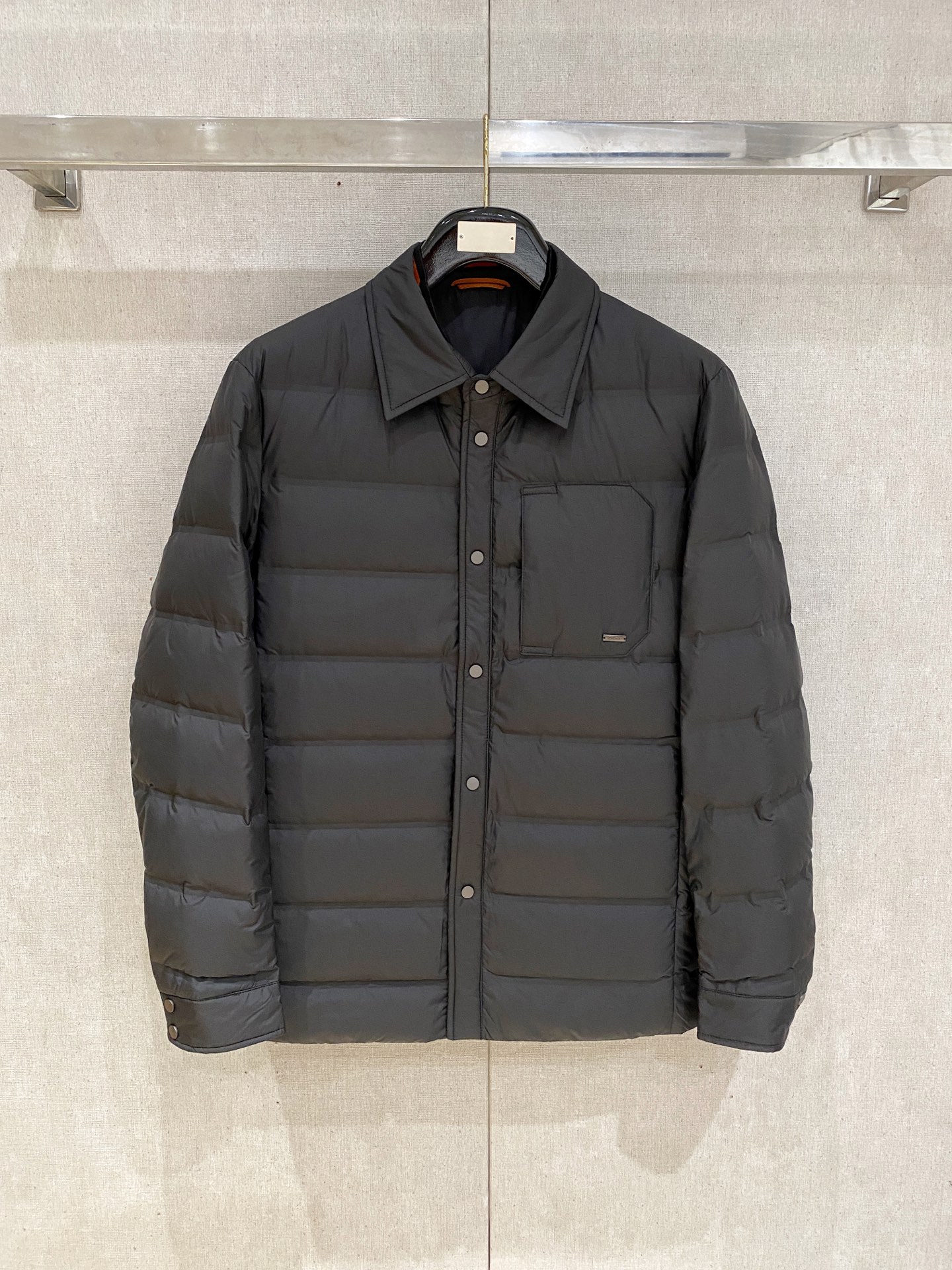 NO:537923,Z home autumn and winter men's Praz drawstring short down jacket Praz drawstring short down jacket is one of the autumn and winter men's clothing series, with black as the main color, both fashion and practical. This Praz down jacket is designed with a black jacket, simple and yet atmospheric. Its unique drawstring style hood design not only adds a sense of fashion, but also provides the wearer with additional warmth in the cold wind. The short tailoring highlights the ability and neatness of men. The jacket uses a customized elastic knit thick warm fabric, which not only has excellent warmth performance, but also has good elasticity and wear resistance. The customized knitting process makes the fabric tighter and effectively prevents the invasion of cold air. The inner part is filled with high-quality 90 white goose down, ensuring the warmth performance of the jacket  The main color of black makes the jacket more classic and versatile. Whether in formal occasions or casual time, it can easily match fashionable styles. Its custom elastic knit thick and warm fabric and unique design style make it stand out among many down jackets and become the first choice for men in autumn and winter. Size data: M, L, XL, XXL, XXXL, prada, jackets & coats, jackets & coats, down jacket, hats, alexander wang19860909Z家秋冬男装Praz抽绳风帽短款羽绒夹克Praz抽绳风帽短款羽绒夹克是秋冬男装系列中的一款,以黑色为主色调,兼具时尚与实用性. 这款Praz羽绒夹克采用黑色外套设计,简约而不失大气.其独特的抽绳风帽设计,不仅增添了时尚感,还能在寒风中为佩戴者提供额外的保暖效果.短款剪裁更是凸显男性的干练与利落. 外套采用定制弹力针织厚实保暖面料,这种面料不仅具有出色的保暖性能,还具有较好的弹性和耐磨性.定制的针织工艺使得面料更加紧密,有效防止冷空气的侵入. 内里采用高质量的90白鹅羽绒填充,保证了外套的保暖性能 以黑色为主色调,使得外套更加经典百搭.无论是在正式场合还是休闲时光,都能轻松搭配出时尚的造型.其定制弹力针织厚实保暖面料和独特的设计风格使得它在众多羽绒外套中脱颖而出,成为男性秋冬季节的首选单品. 尺码数据:M,L,XL,XXL,XXXL,,prada,jackets & coats,jackets & coats,down jacket,hats,alexander wang,Men's clothing