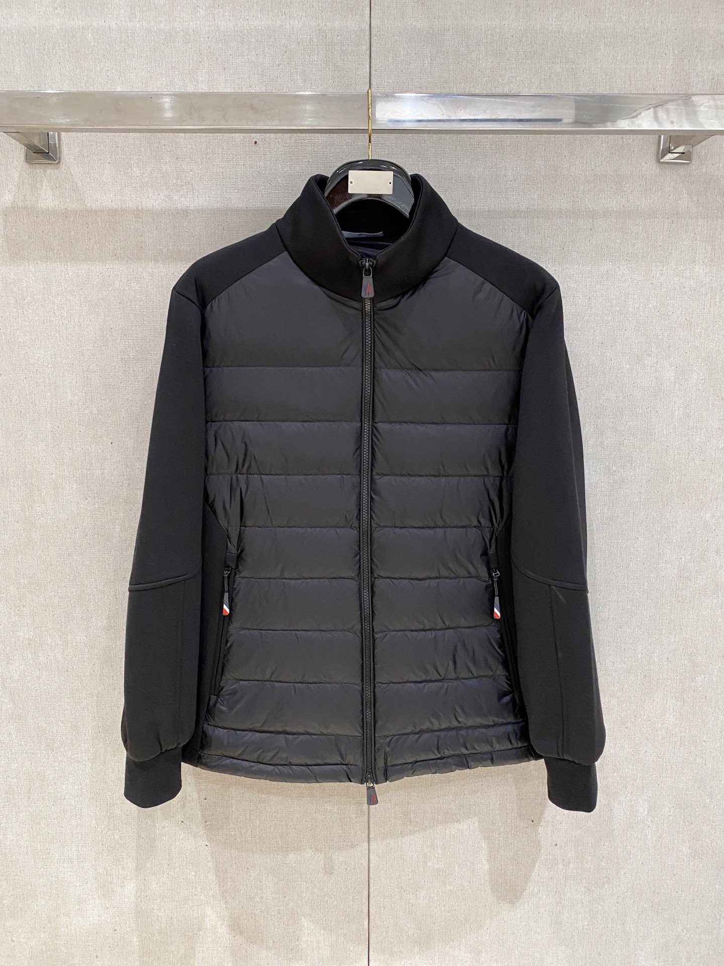 NO:537937,M home autumn and winter men's Praz drawstring hood short down jacket Praz drawstring hood short down jacket is one of the autumn and winter men's clothing series, with black as the main color, both fashion and practical. This Praz down jacket is designed with a black jacket, simple and yet atmospheric. Its unique drawstring hood design not only adds a sense of fashion, but also provides the wearer with an additional warmth effect in the cold wind. The short tailoring highlights the ability and neatness of men. The jacket uses a customized elastic knit thick warm fabric, which not only has excellent warmth performance, but also has good elasticity and wear resistance. The customized knitting process makes the fabric tighter and effectively prevents the invasion of cold air. The inner part is filled with high-quality 90 white goose down, ensuring the warmth performance of the jacket  The main color of black makes the jacket more classic and versatile. Whether in formal occasions or casual time, it can easily match fashionable styles. Its custom elastic knit thick and warm fabric and unique design style make it stand out among many down jackets and become the first choice for men in autumn and winter. Size data: M, L, XL, XXL, XXXL, prada, jackets & coats, jackets & coats, down jacket, hats, alexander wang19860909M家秋冬男装Praz抽绳风帽短款羽绒夹克Praz抽绳风帽短款羽绒夹克是秋冬男装系列中的一款,以黑色为主色调,兼具时尚与实用性. 这款Praz羽绒夹克采用黑色外套设计,简约而不失大气.其独特的抽绳风帽设计,不仅增添了时尚感,还能在寒风中为佩戴者提供额外的保暖效果.短款剪裁更是凸显男性的干练与利落. 外套采用定制弹力针织厚实保暖面料,这种面料不仅具有出色的保暖性能,还具有较好的弹性和耐磨性.定制的针织工艺使得面料更加紧密,有效防止冷空气的侵入. 内里采用高质量的90白鹅羽绒填充,保证了外套的保暖性能 以黑色为主色调,使得外套更加经典百搭.无论是在正式场合还是休闲时光,都能轻松搭配出时尚的造型.其定制弹力针织厚实保暖面料和独特的设计风格使得它在众多羽绒外套中脱颖而出,成为男性秋冬季节的首选单品. 尺码数据:M,L,XL,XXL,XXXL,,prada,jackets & coats,jackets & coats,down jacket,hats,alexander wang,Men's clothing