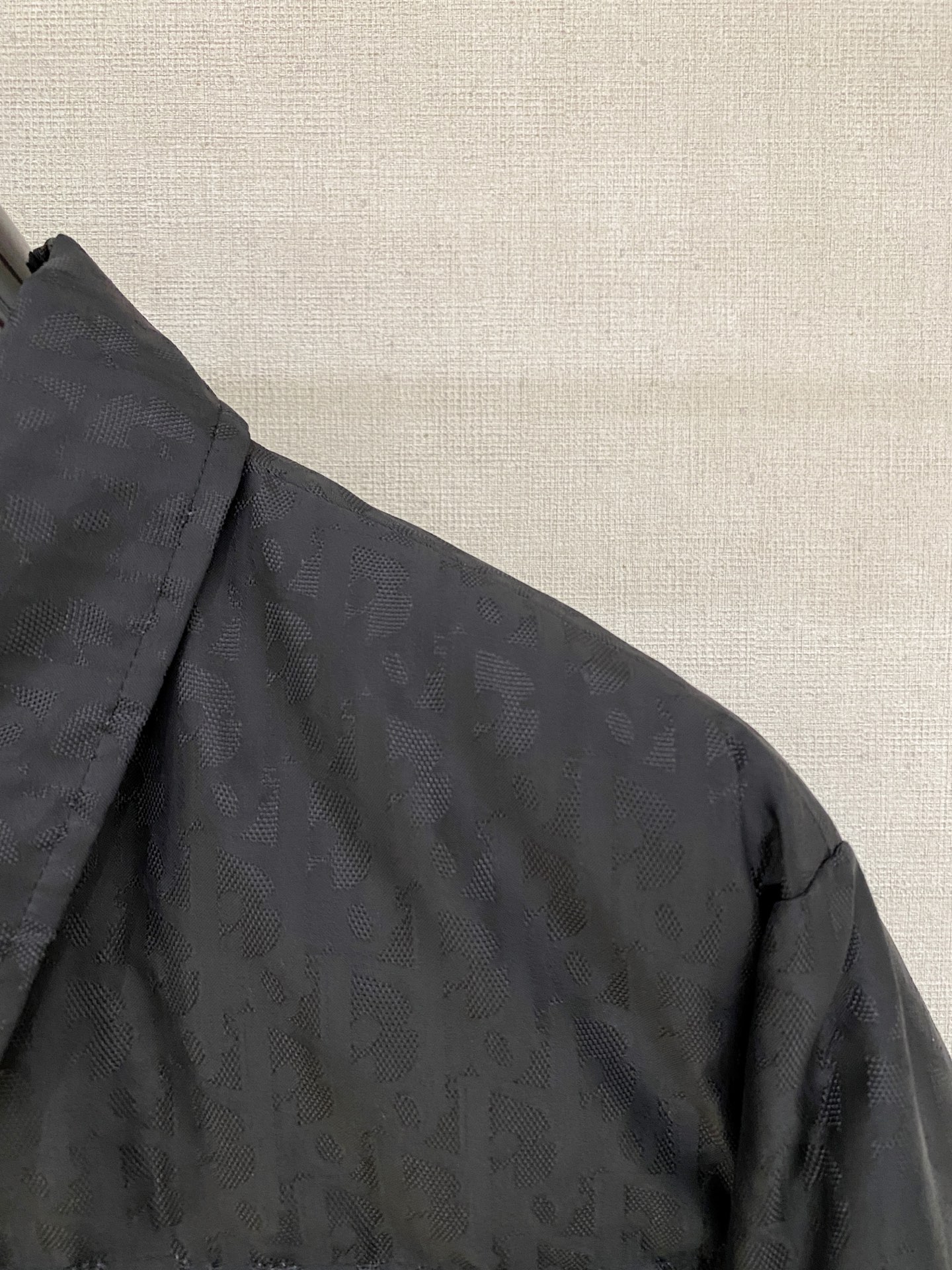 。 D家秋冬男装Praz抽绳风帽短款羽绒夹克Praz抽绳风帽短款羽绒夹克是秋冬男装系列中的一款，以黑色为