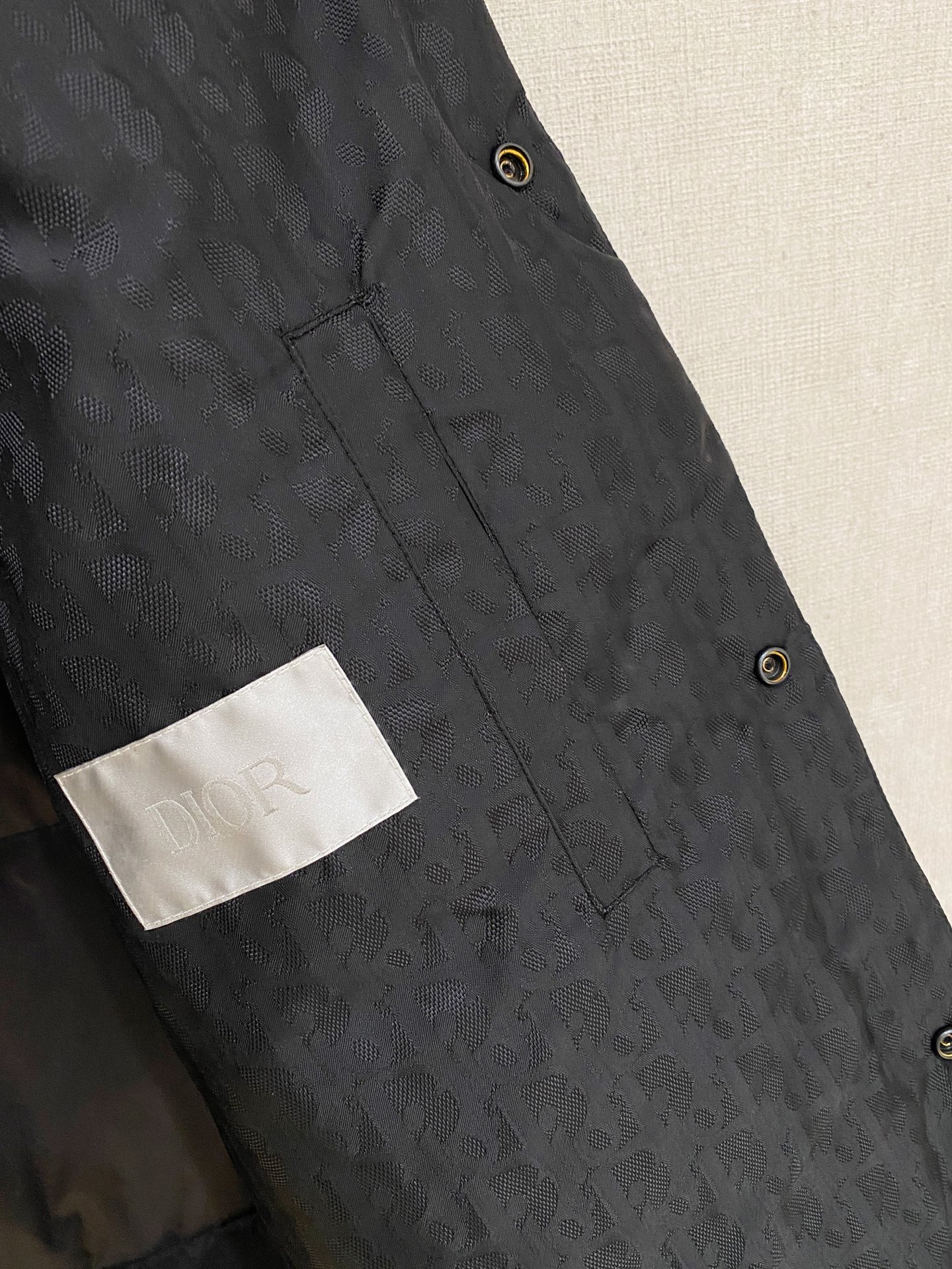 。 D家秋冬男装Praz抽绳风帽短款羽绒夹克Praz抽绳风帽短款羽绒夹克是秋冬男装系列中的一款，以黑色为