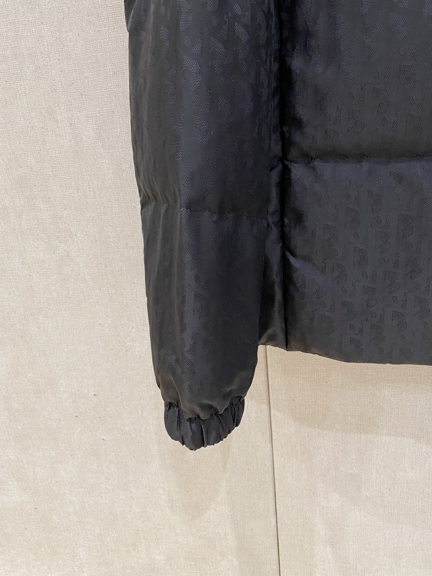 。 D家秋冬男装Praz抽绳风帽短款羽绒夹克Praz抽绳风帽短款羽绒夹克是秋冬男装系列中的一款，以黑色为