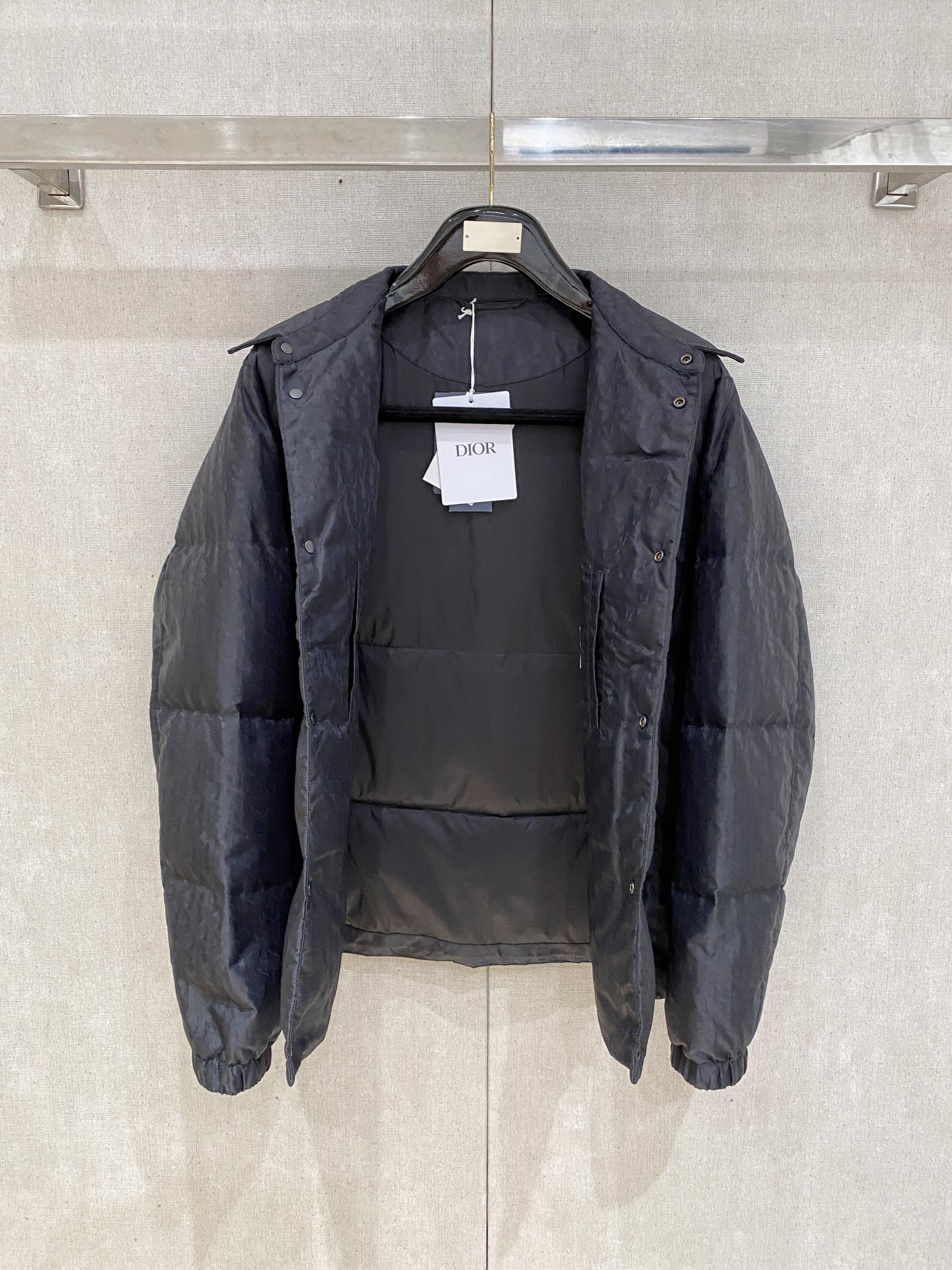 。 D家秋冬男装Praz抽绳风帽短款羽绒夹克Praz抽绳风帽短款羽绒夹克是秋冬男装系列中的一款，以黑色为