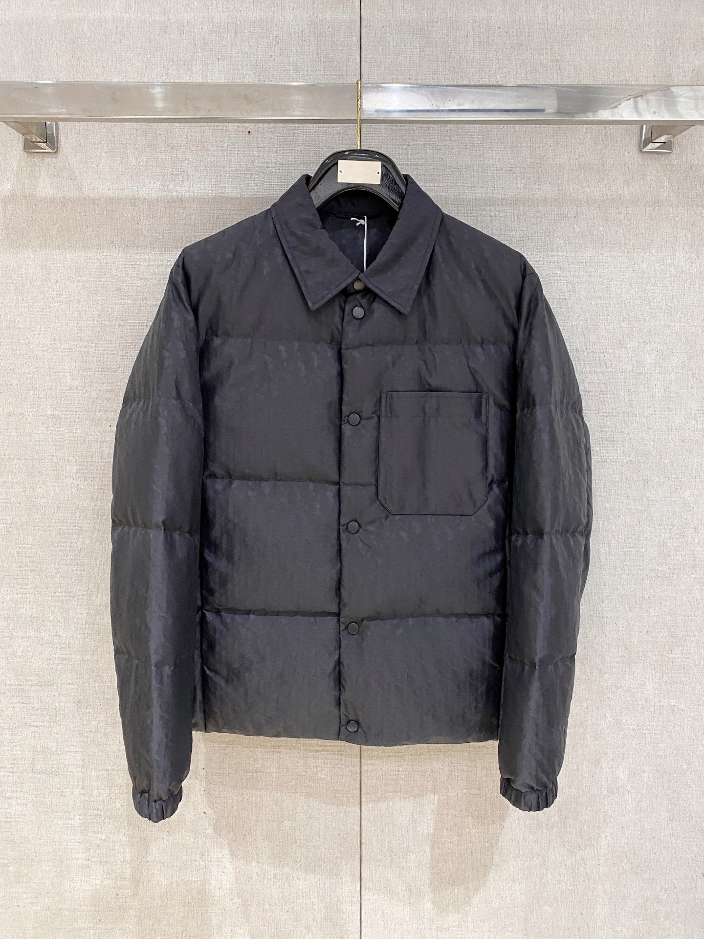 NO:537931,D Home Autumn and Winter Men's Praz Drawstring Hood Short Down Jacket Praz Drawstring Hood Short Down Jacket is one of the autumn and winter men's clothing series. Its main color is black and has both fashion and practicality. This Praz Down Jacket is designed with a black jacket, which is simple and yet atmospheric. Its unique drawstring hood design not only adds a sense of fashion, but also provides the wearer with an additional warmth effect in the cold wind. The short cut highlights the ability and neatness of men. The jacket uses a customized elastic knit thick warm fabric, which not only has excellent warmth performance, but also has good elasticity and wear resistance. The customized knitting process makes the fabric tighter and effectively prevents the invasion of cold air. The inner part is filled with high-quality 90 white goose down, ensuring the warmth performance of the jacket  The main color of black makes the jacket more classic and versatile. Whether in formal occasions or casual time, it can easily match fashionable styles. Its custom elastic knit thick and warm fabric and unique design style make it stand out among many down jackets and become the first choice for men in autumn and winter. Size data: M, L, XL, XXL, XXXL, prada, dior, jackets & coats, jackets & coats, down jacket, hats, alexander wang19860909D家秋冬男装Praz抽绳风帽短款羽绒夹克Praz抽绳风帽短款羽绒夹克是秋冬男装系列中的一款,以黑色为主色调,兼具时尚与实用性. 这款Praz羽绒夹克采用黑色外套设计,简约而不失大气.其独特的抽绳风帽设计,不仅增添了时尚感,还能在寒风中为佩戴者提供额外的保暖效果.短款剪裁更是凸显男性的干练与利落. 外套采用定制弹力针织厚实保暖面料,这种面料不仅具有出色的保暖性能,还具有较好的弹性和耐磨性.定制的针织工艺使得面料更加紧密,有效防止冷空气的侵入. 内里采用高质量的90白鹅羽绒填充,保证了外套的保暖性能 以黑色为主色调,使得外套更加经典百搭.无论是在正式场合还是休闲时光,都能轻松搭配出时尚的造型.其定制弹力针织厚实保暖面料和独特的设计风格使得它在众多羽绒外套中脱颖而出,成为男性秋冬季节的首选单品. 尺码数据:M,L,XL,XXL,XXXL,,prada,dior,jackets & coats,jackets & coats,down jacket,hats,alexander wang,Men's clothing