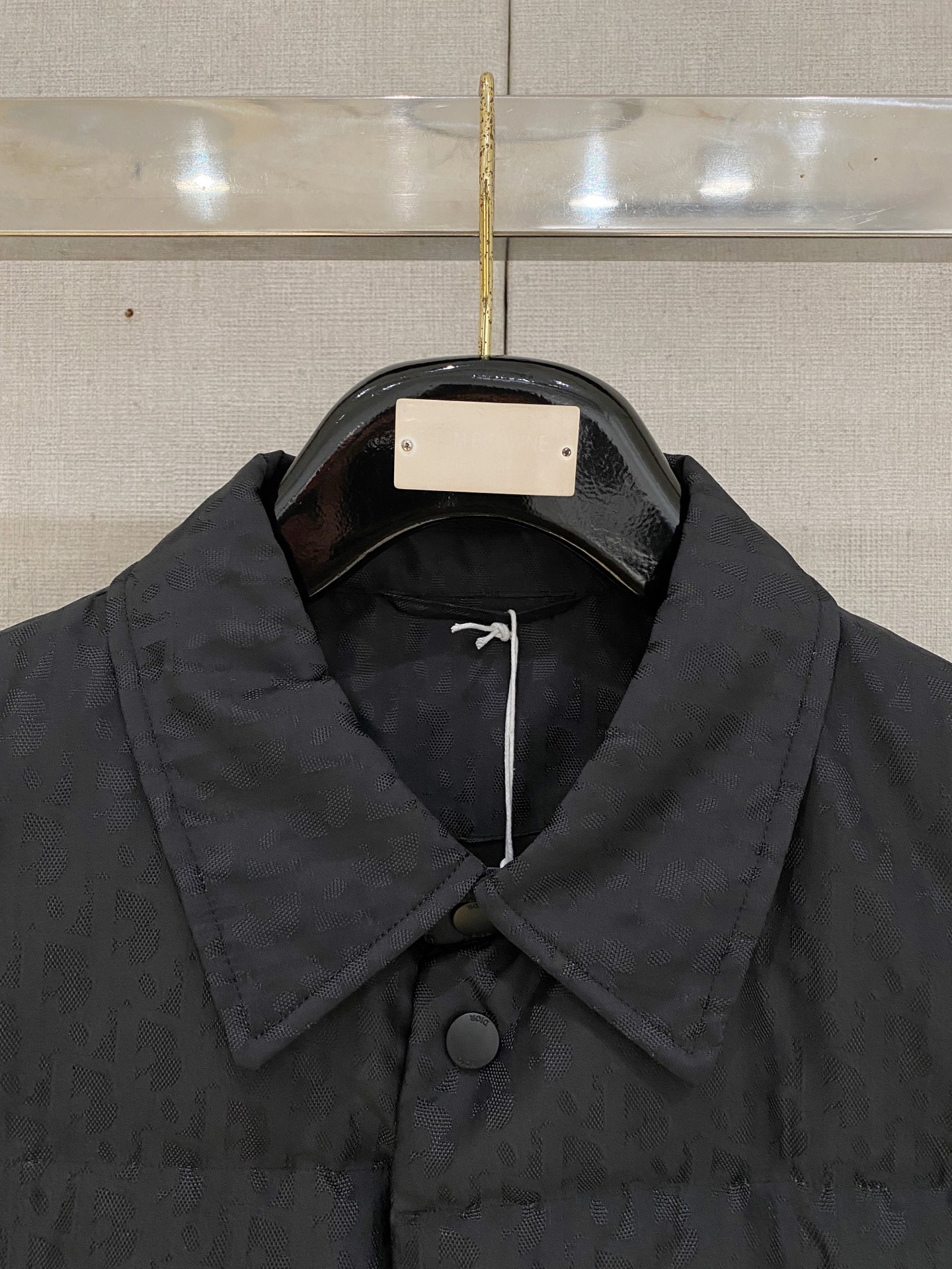 。 D家秋冬男装Praz抽绳风帽短款羽绒夹克Praz抽绳风帽短款羽绒夹克是秋冬男装系列中的一款，以黑色为