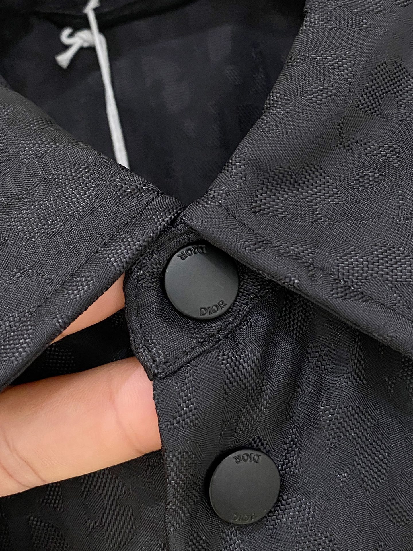 。 D家秋冬男装Praz抽绳风帽短款羽绒夹克Praz抽绳风帽短款羽绒夹克是秋冬男装系列中的一款，以黑色为