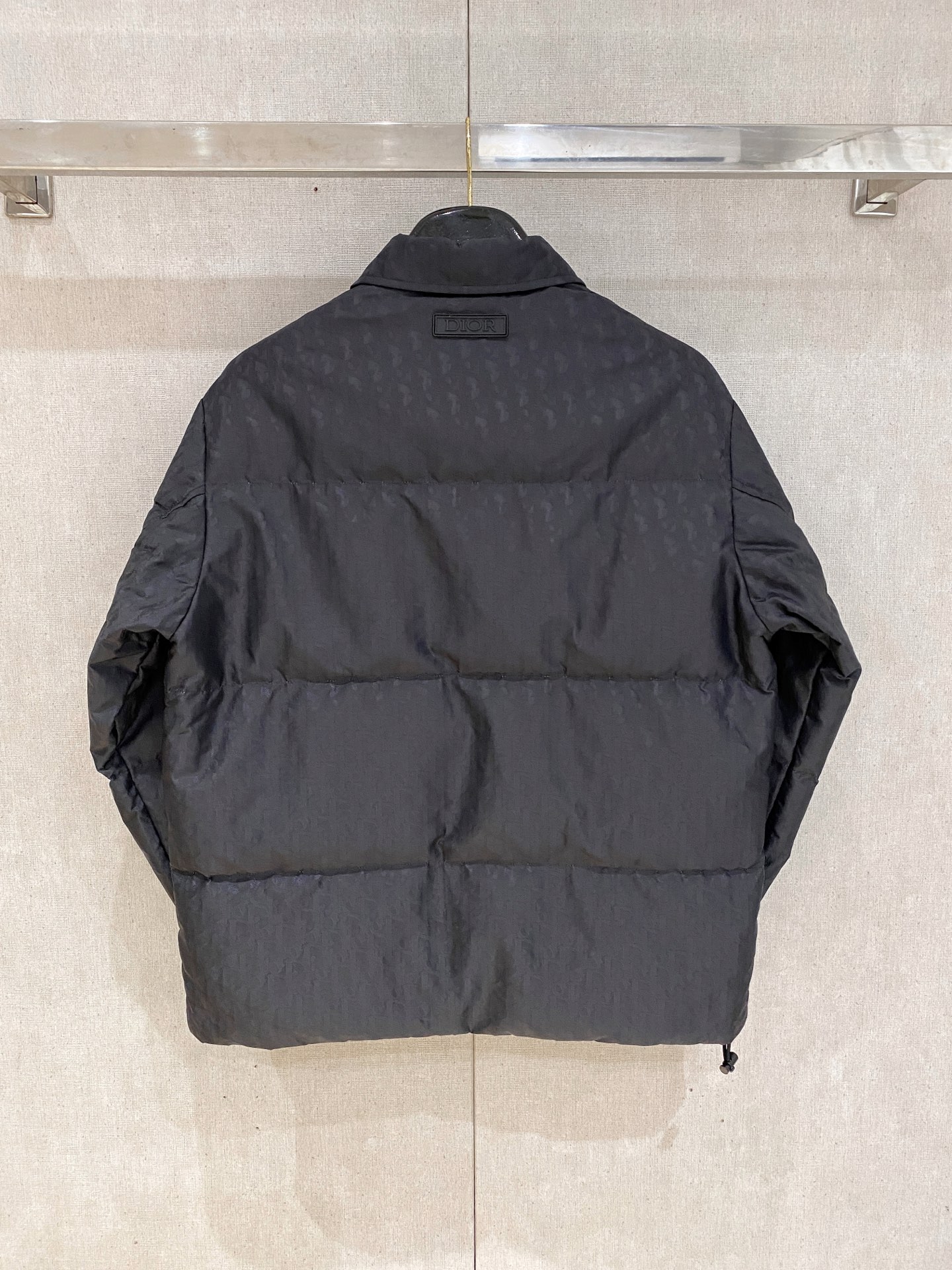 。 D家秋冬男装Praz抽绳风帽短款羽绒夹克Praz抽绳风帽短款羽绒夹克是秋冬男装系列中的一款，以黑色为