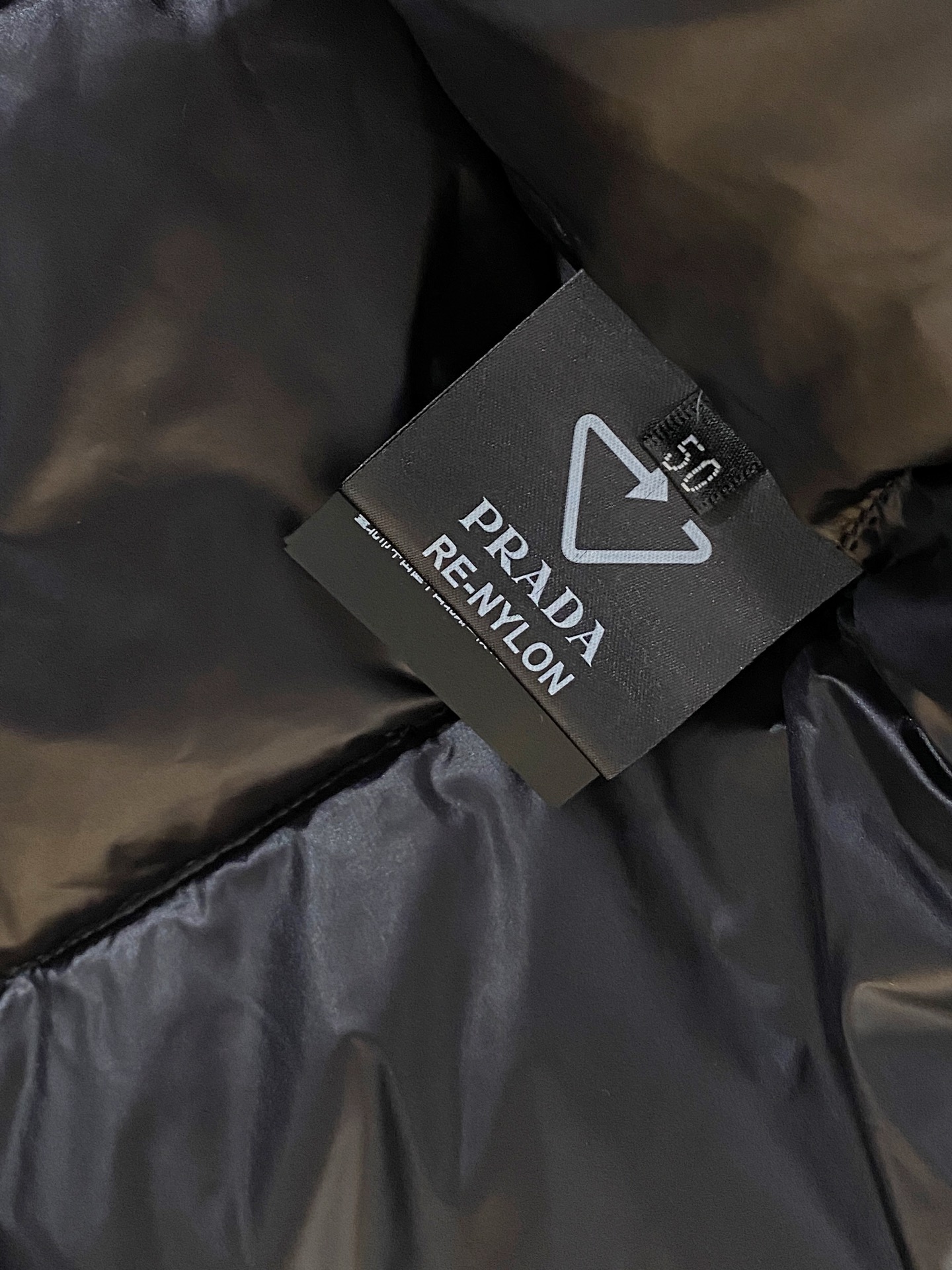 。P家秋冬男装Praz抽绳风帽短款羽绒夹克Praz抽绳风帽短款羽绒夹克是秋冬男装系列中的一款，以黑色为主