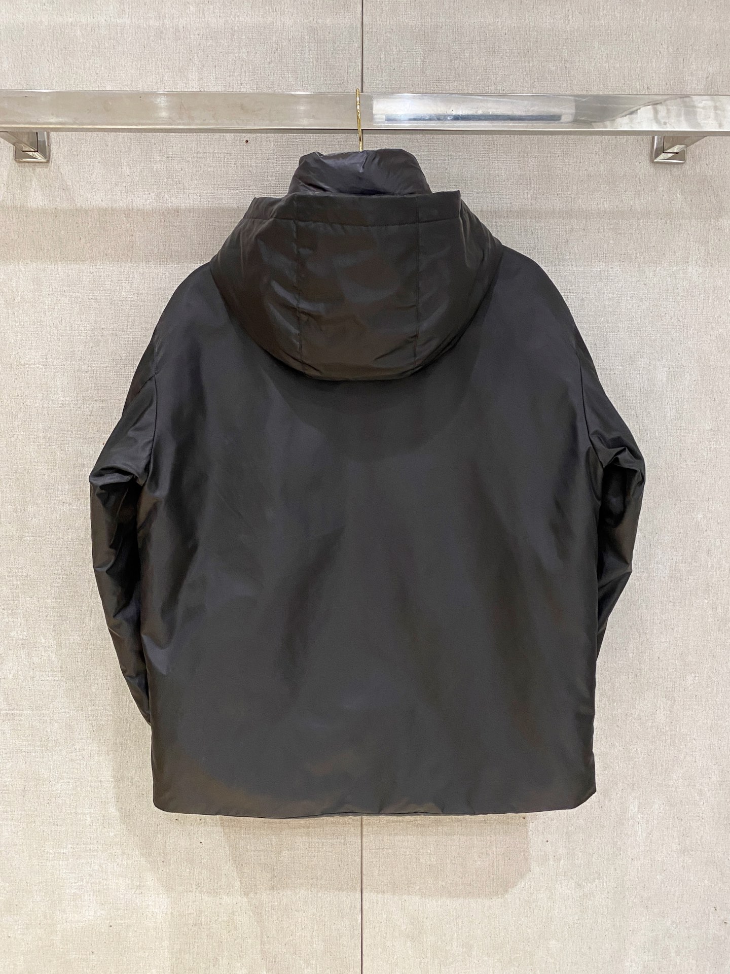 。P家秋冬男装Praz抽绳风帽短款羽绒夹克Praz抽绳风帽短款羽绒夹克是秋冬男装系列中的一款，以黑色为主