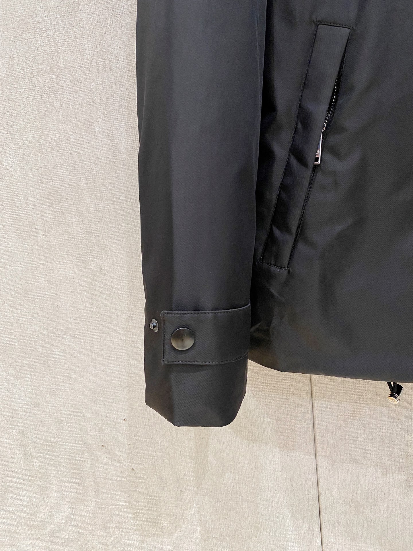 。P家秋冬男装Praz抽绳风帽短款羽绒夹克Praz抽绳风帽短款羽绒夹克是秋冬男装系列中的一款，以黑色为主