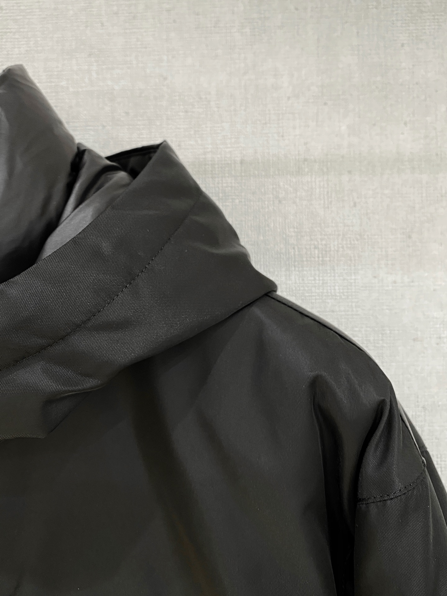 。P家秋冬男装Praz抽绳风帽短款羽绒夹克Praz抽绳风帽短款羽绒夹克是秋冬男装系列中的一款，以黑色为主