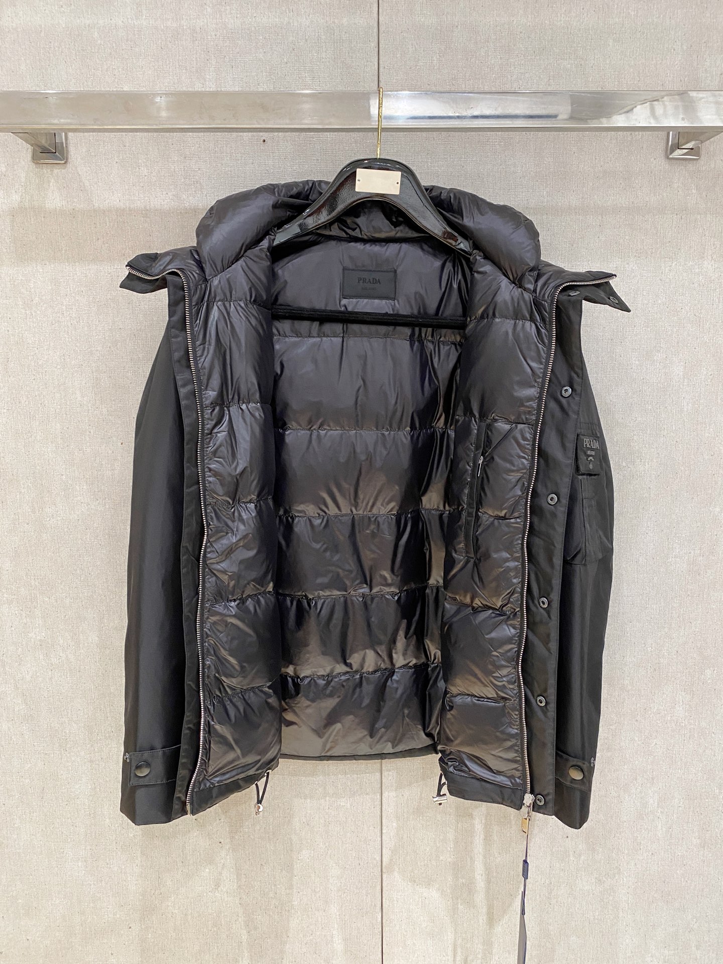 。P家秋冬男装Praz抽绳风帽短款羽绒夹克Praz抽绳风帽短款羽绒夹克是秋冬男装系列中的一款，以黑色为主